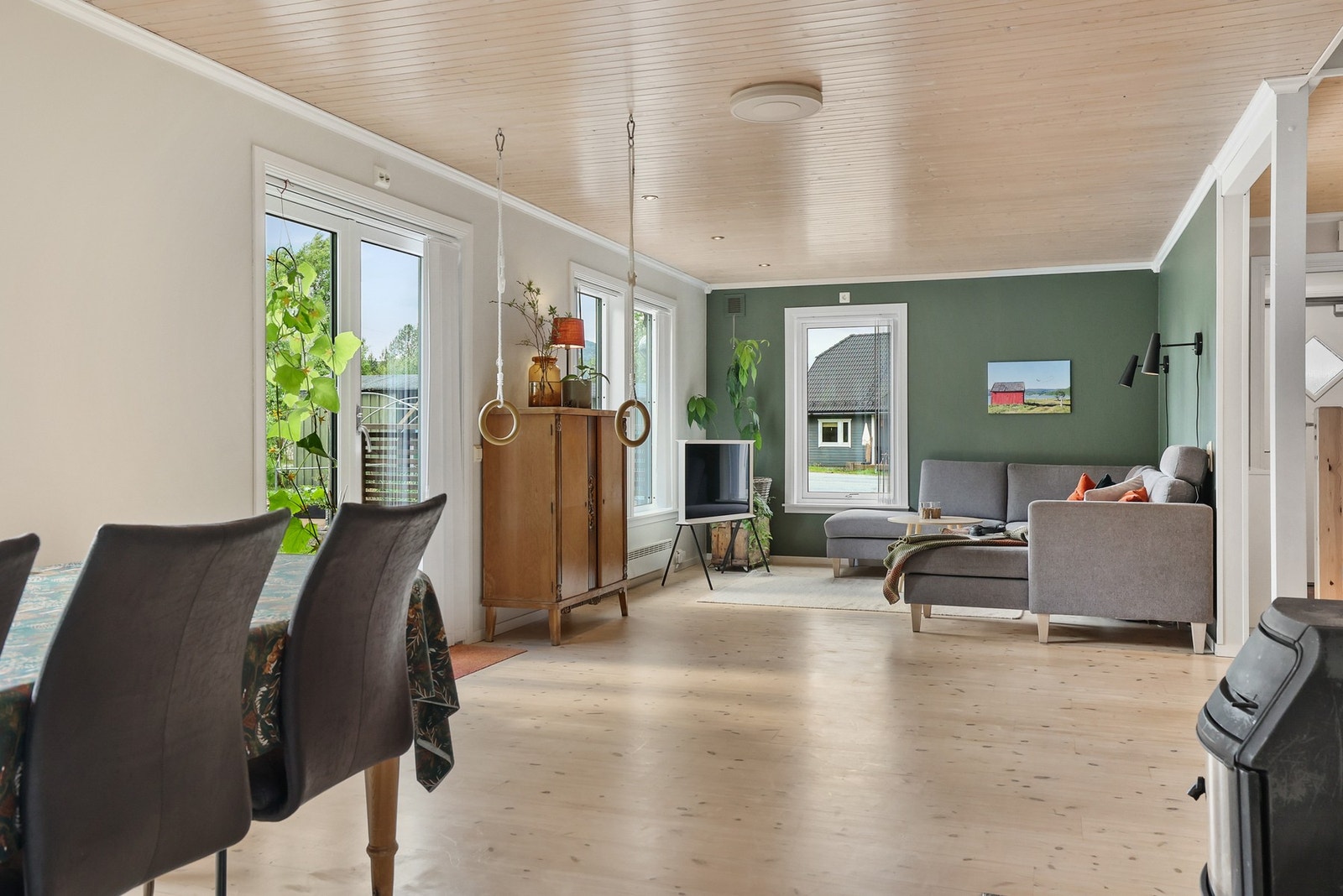 Stuen i boligen er et lyst og luftig rom som innbyr til både avslapning og sosiale stunder. Galleribilde