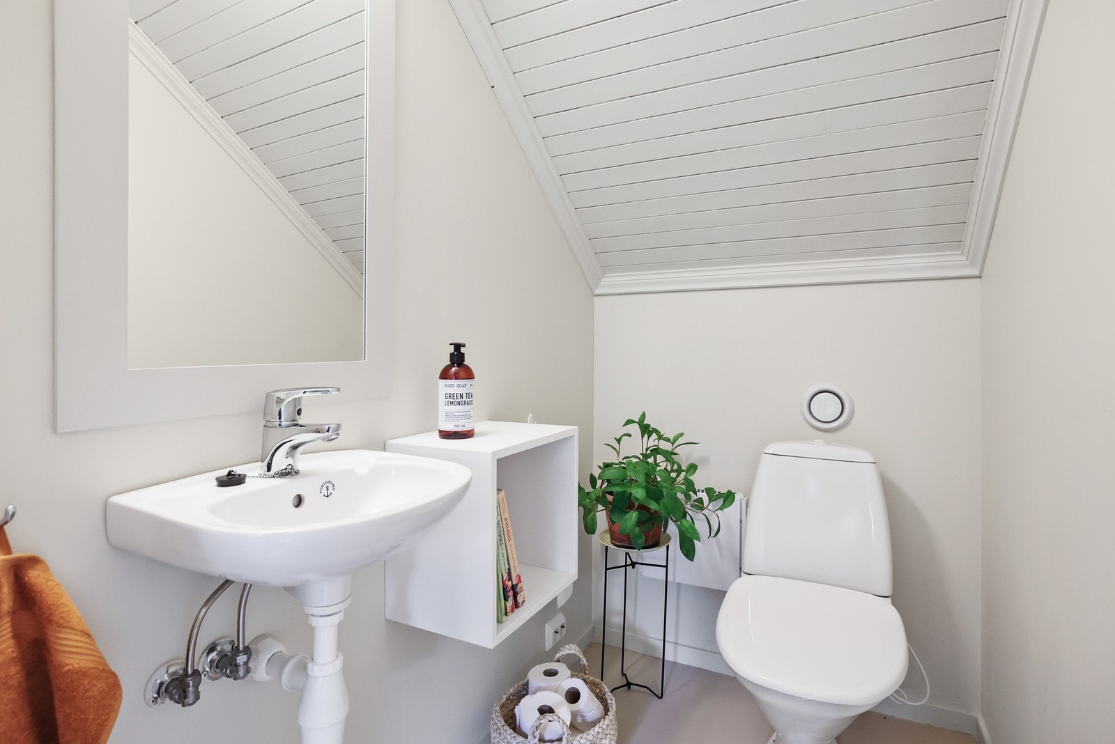 Loftsetasjen er utstyrt med et toalettrom. Galleribilde