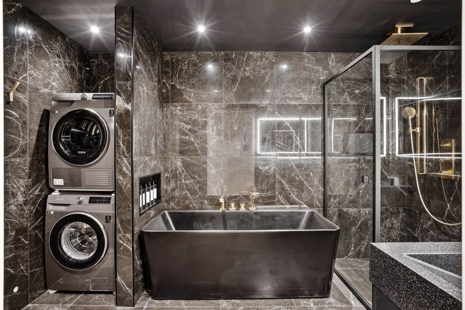 Badekar og vask er i kompositt, og kan derfor slipes, poleres og repareres hvis man skulle være uheldig. Galleribilde