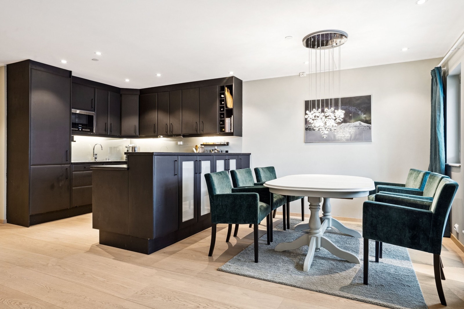 Kjøkken med plass til stort spisebord. Galleribilde