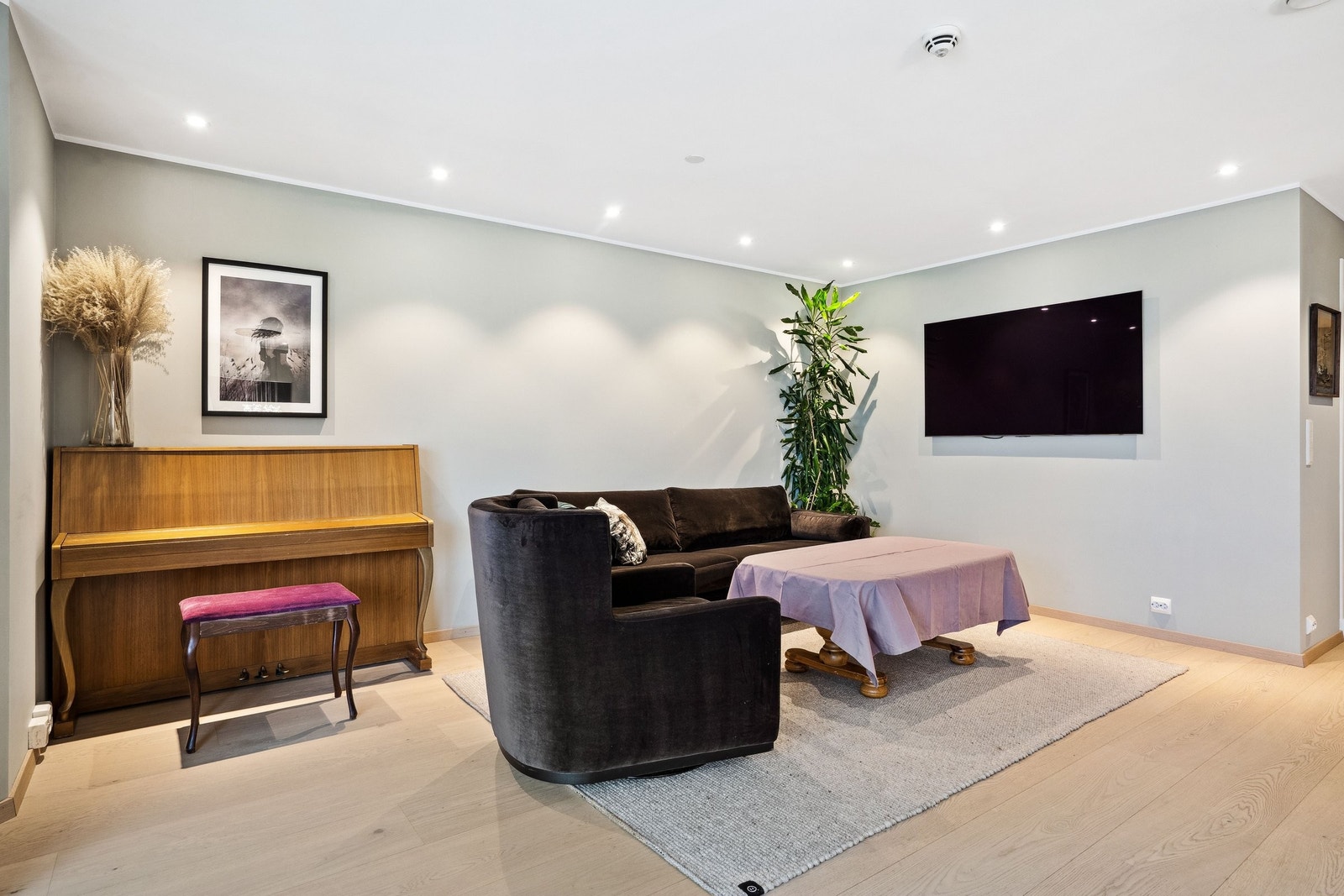 Romslig stue. Galleribilde