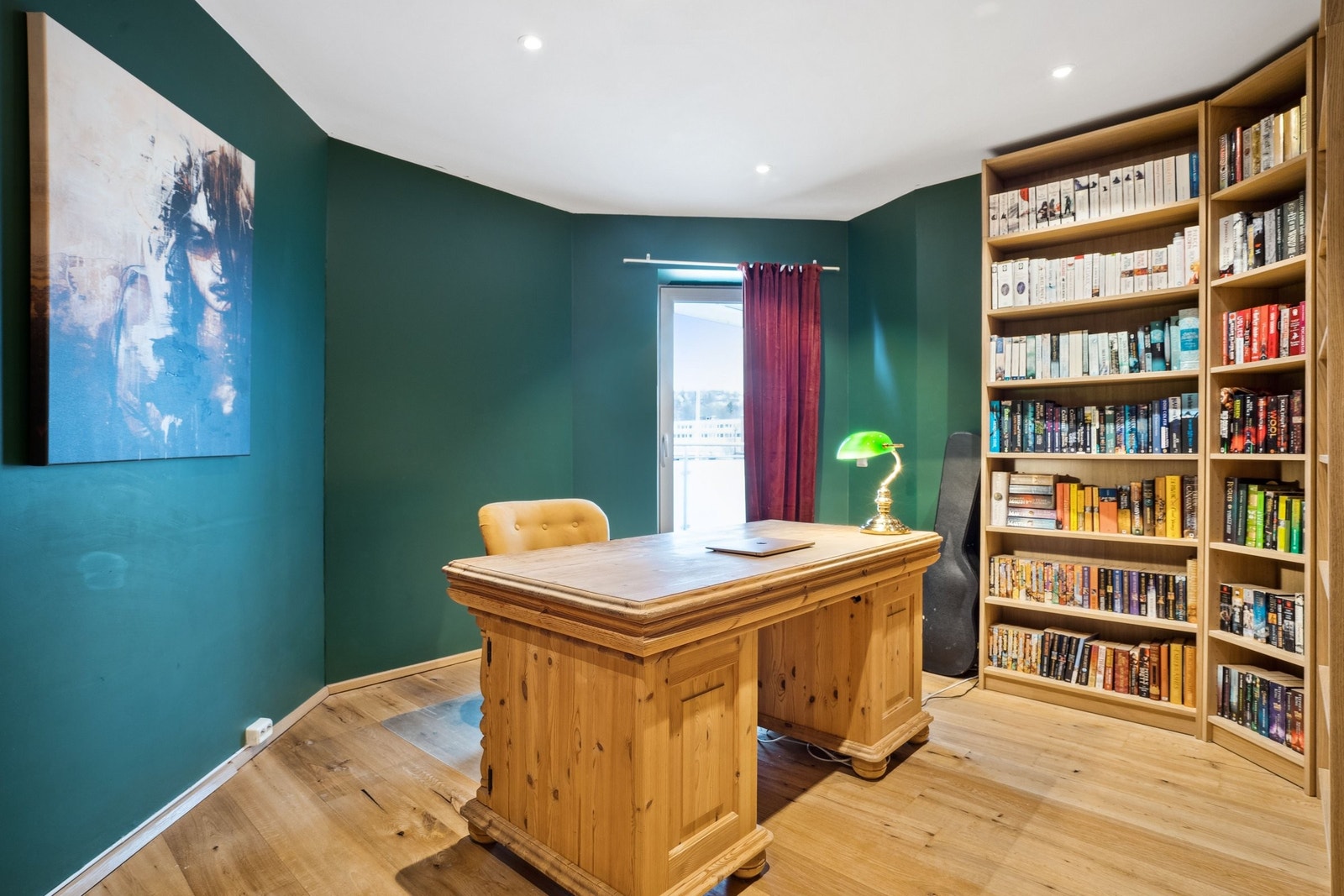 Hovedsoverom med utgang til vestvendt balkong brukes nå som kontor/bibliotek. Galleribilde