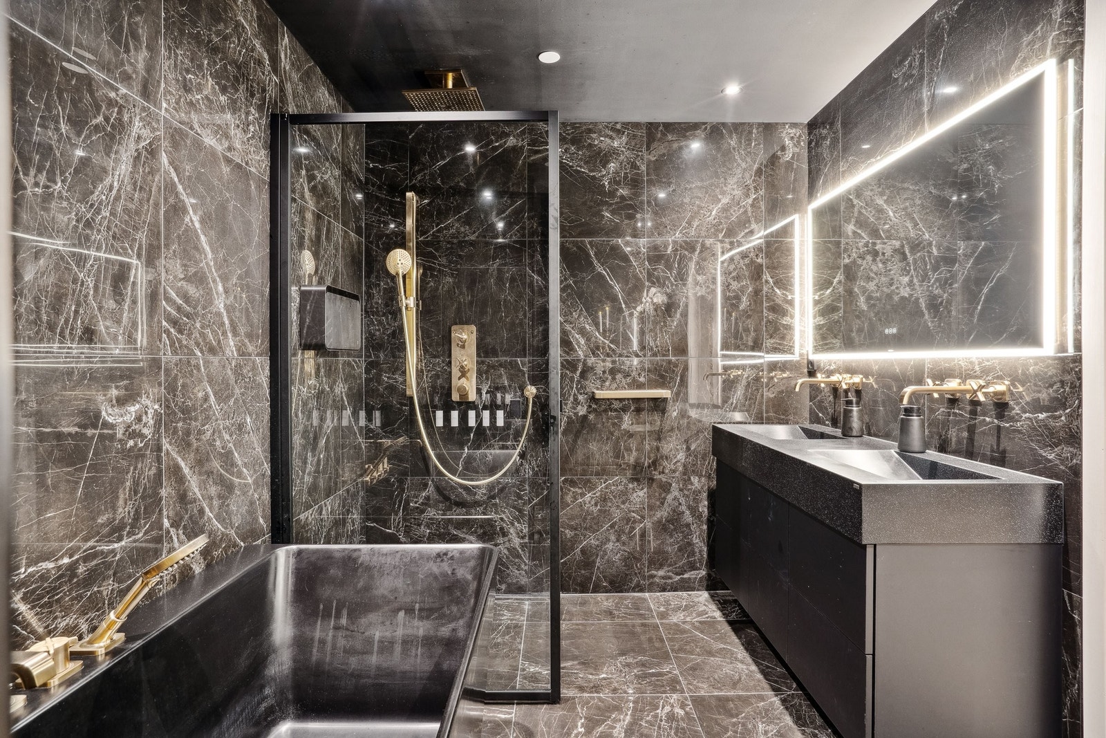 Nydelig bad med detaljer i børstet gull. Galleribilde