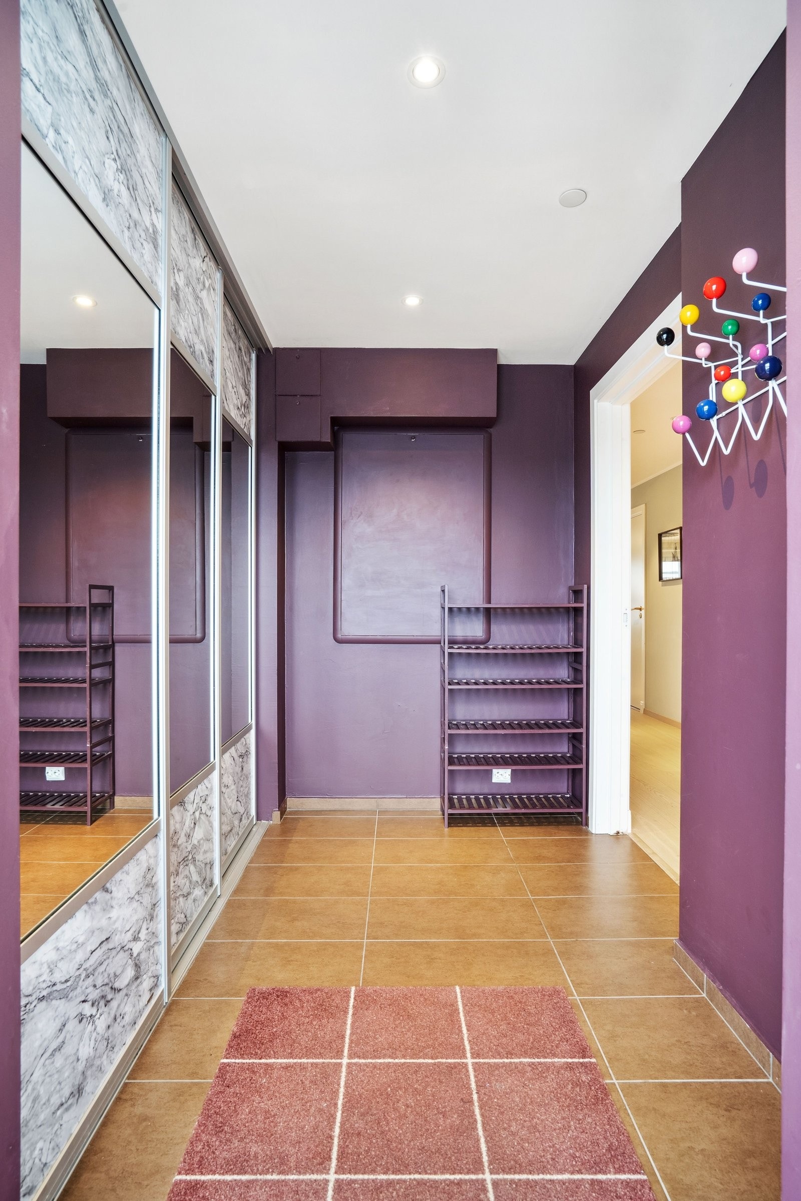 Fargerik velkomst med skyvedørsgarderobe. Galleribilde