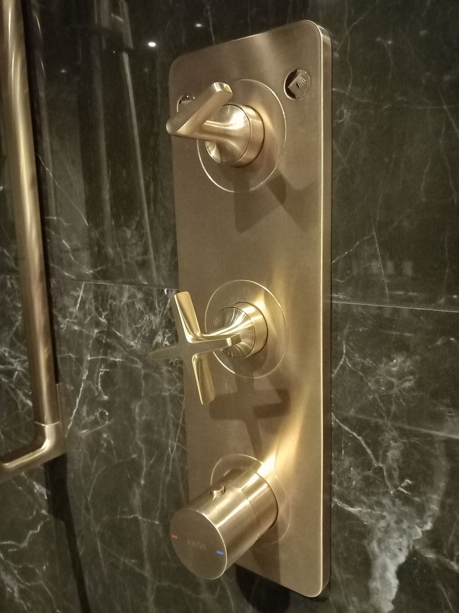 Detaljene i børstet gull gir en følelse av luksus i hverdagen. Galleribilde