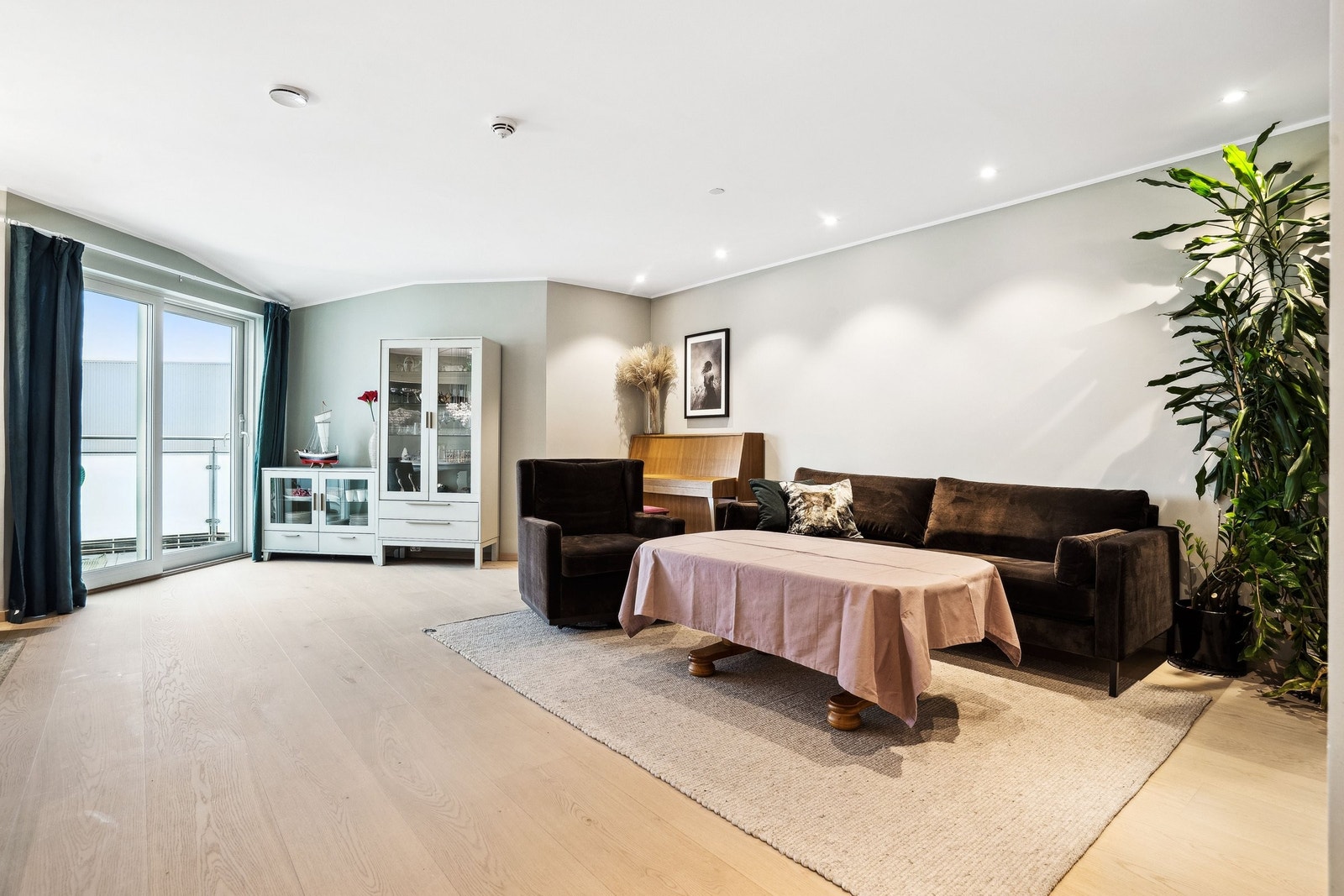 Stue med gode lysforhold. Galleribilde