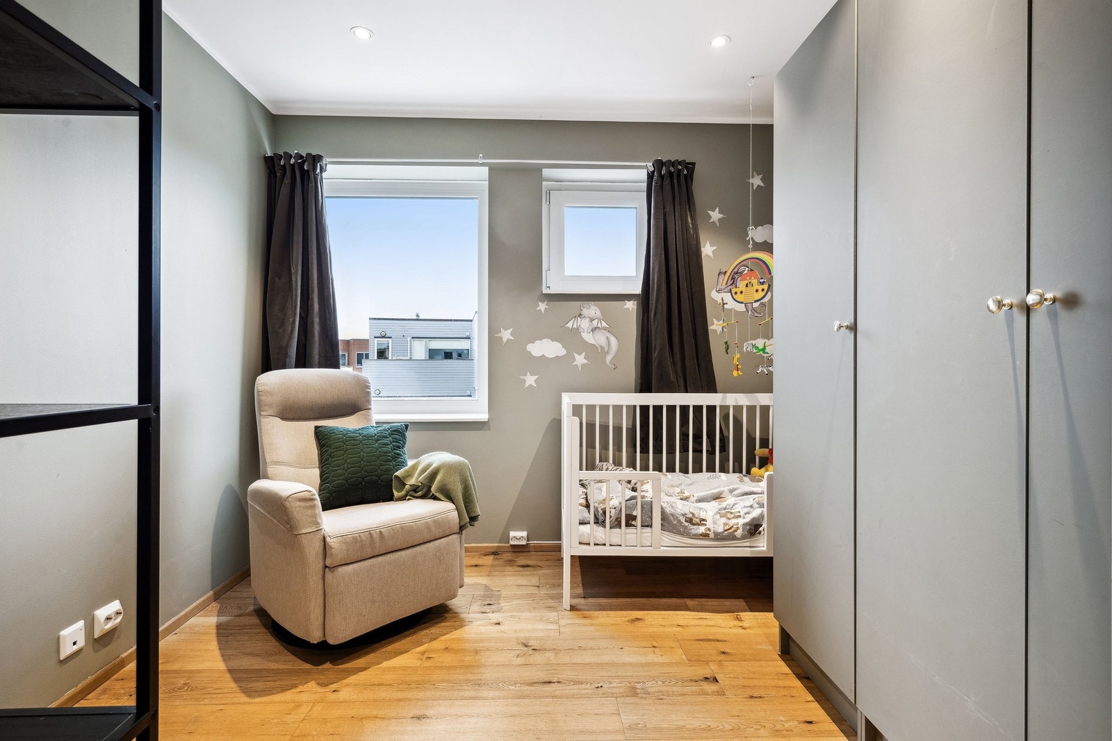 Nordvendt soverom med god skapplass. Galleribilde