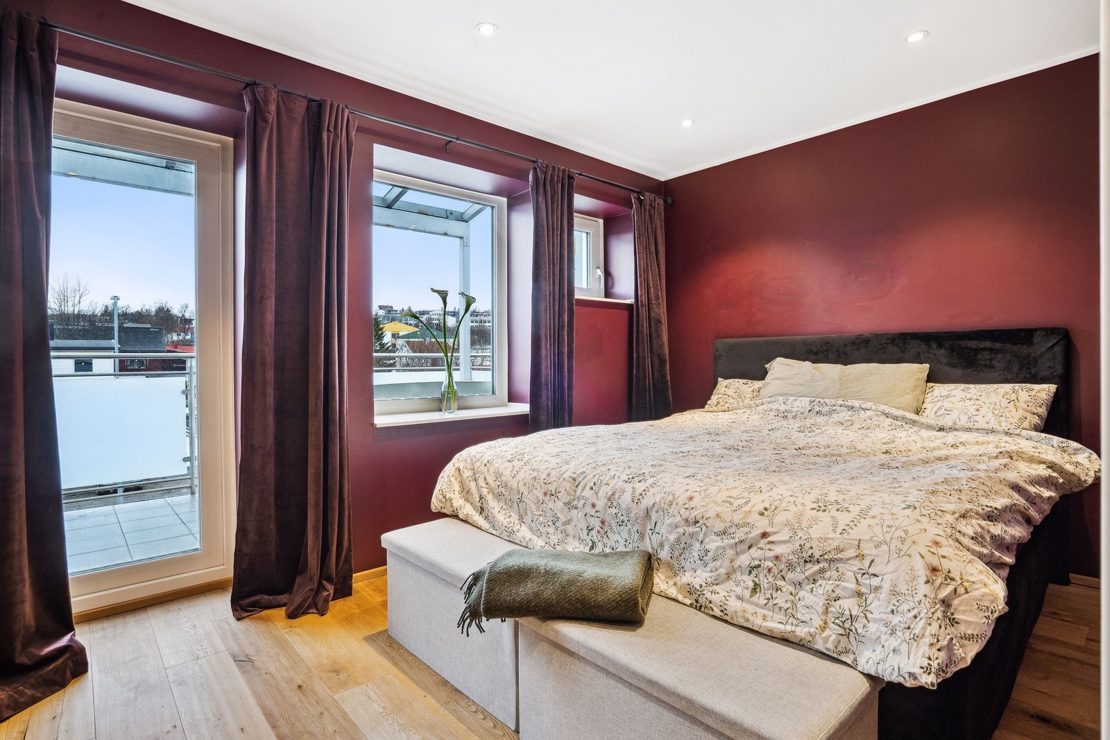 Soverom med utgang til vestvendt balkong. Galleribilde