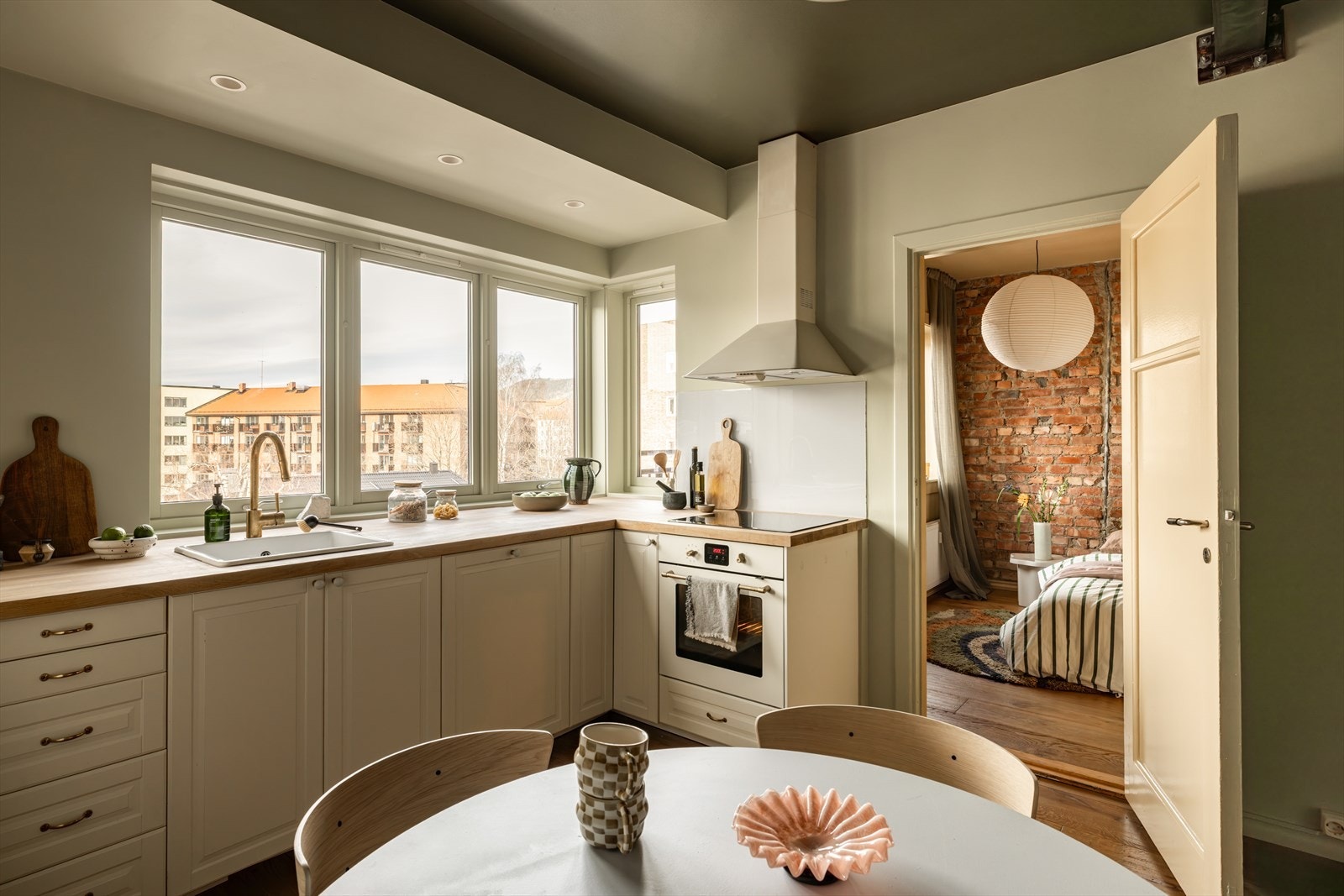 Leiligheten er vesentlig oppgradert mellom 2014-2017 med blant annet nytt rør-i-rør opplegg, elektrisk anlegg, balkong mm. Galleribilde