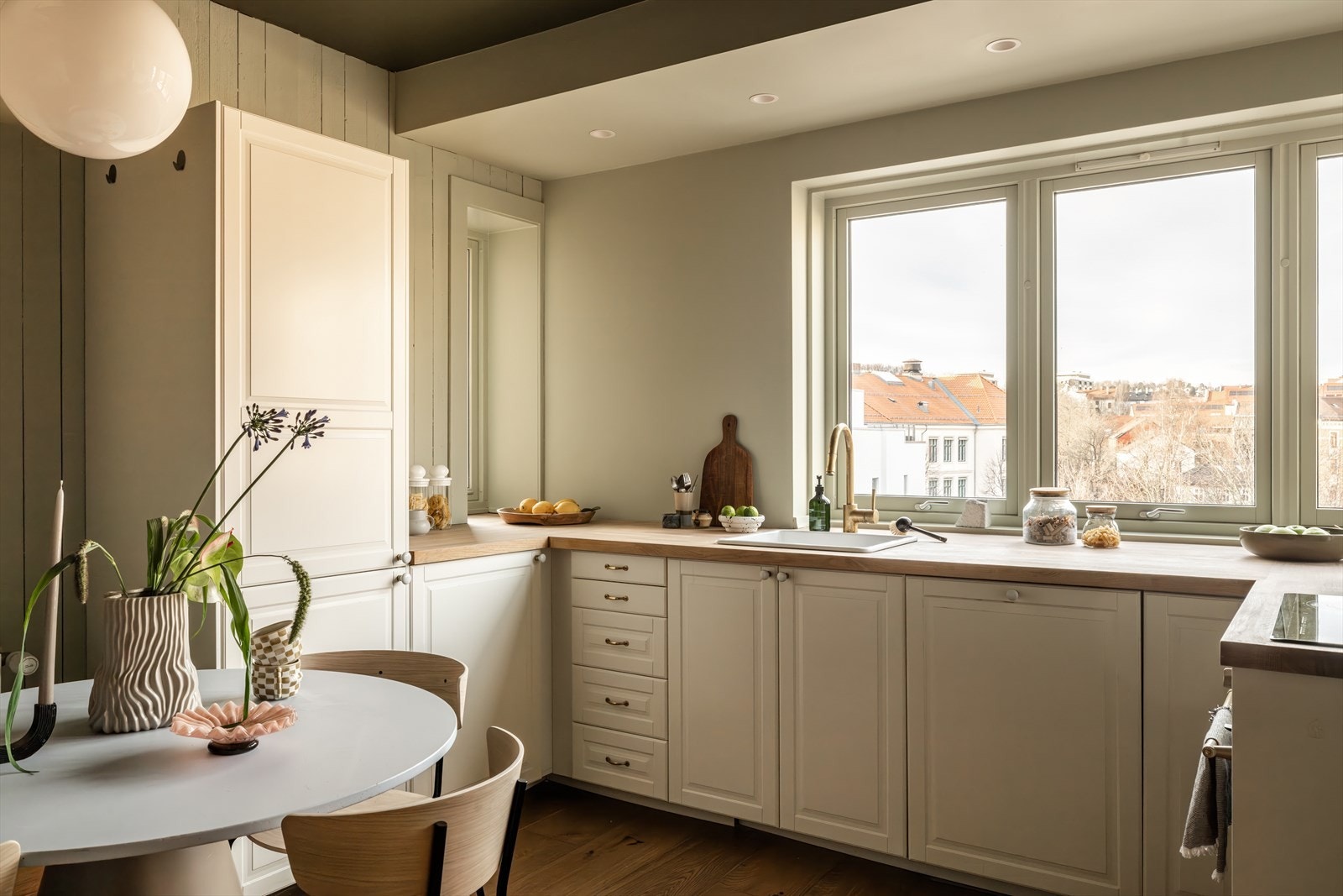 Den lyse, profilerte kjøkkeninnredningen står i stil med de sjarmerende detaljene i rommet. Galleribilde