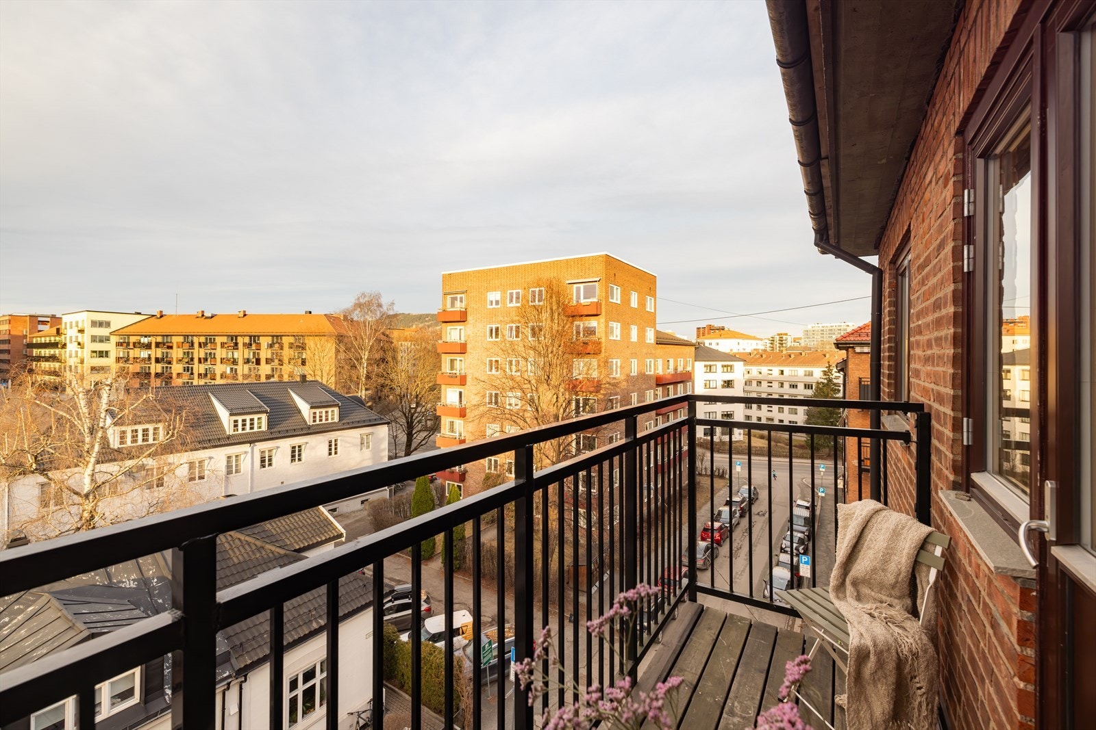 Balkongen har morgen- og kveldssol. Galleribilde