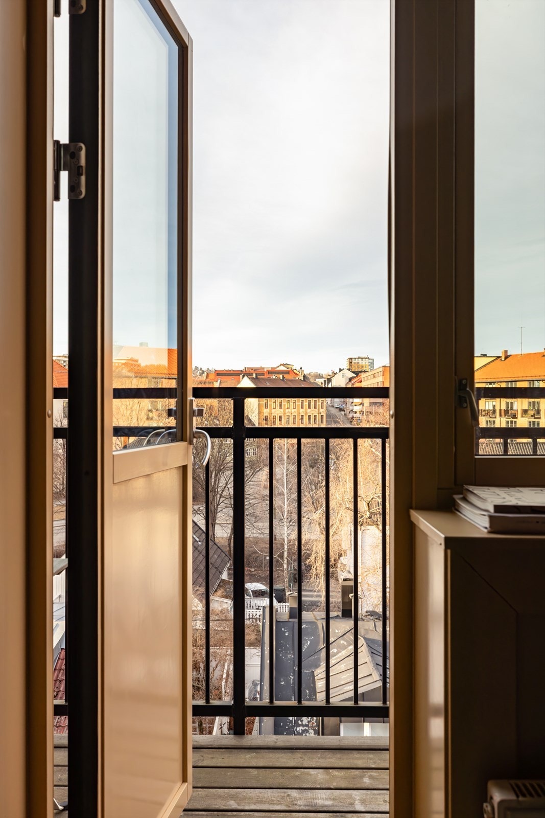 Fra soverommet er det utgang til en herlig balkong med hyggelig utsyn. Galleribilde