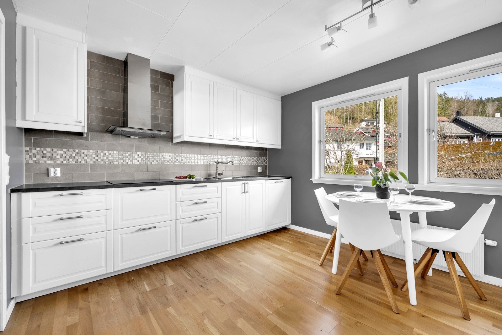 Det er integrerte hvitevarer på kjøkkenet Galleribilde