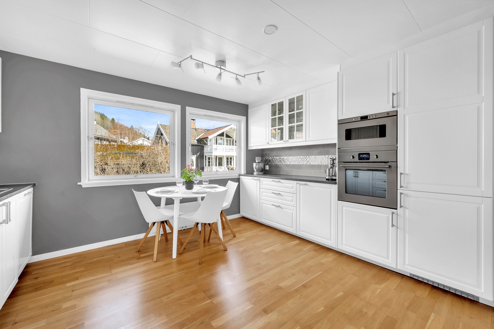 Adskilt kjøkken med lys innredning Galleribilde