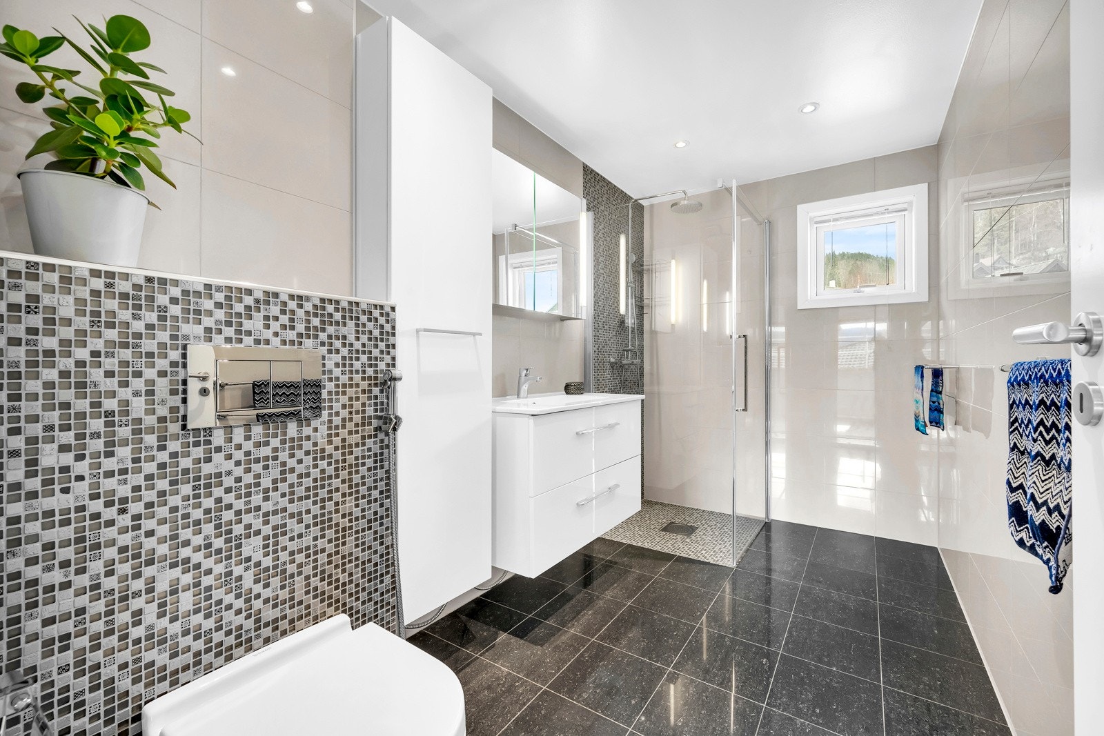 Romslig flislagt bad med gulvvarme Galleribilde