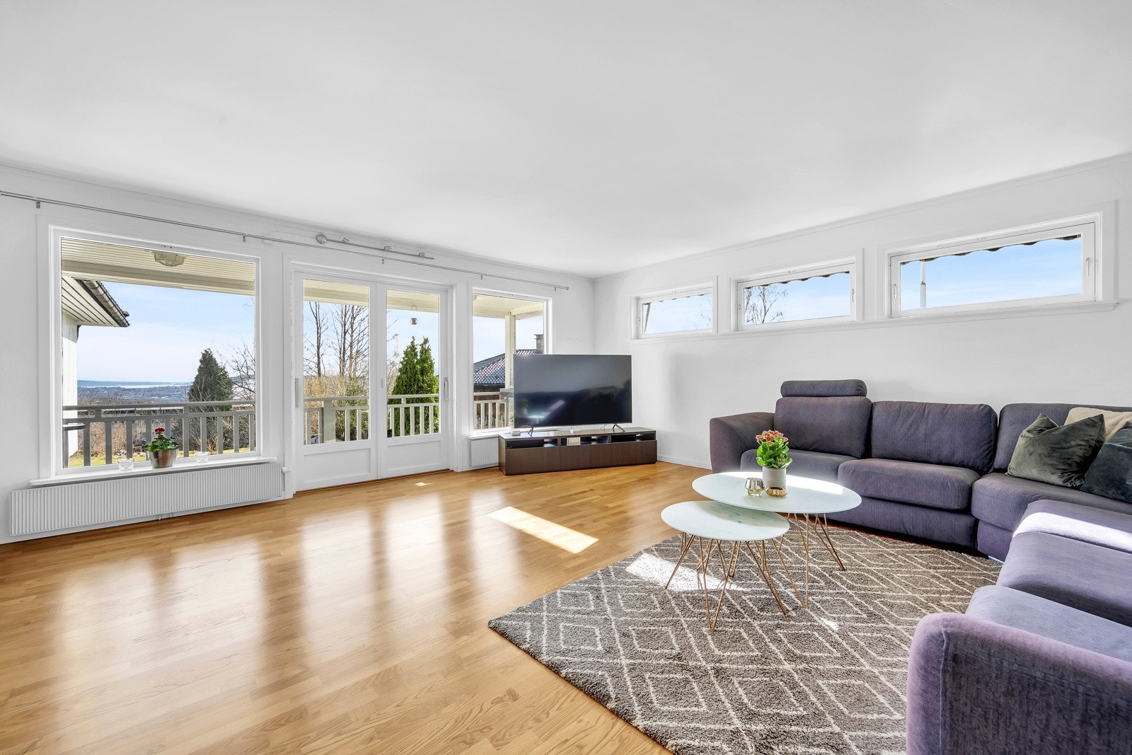 Det er mange store vindusflater som gir godt med lys inn i boligen Galleribilde