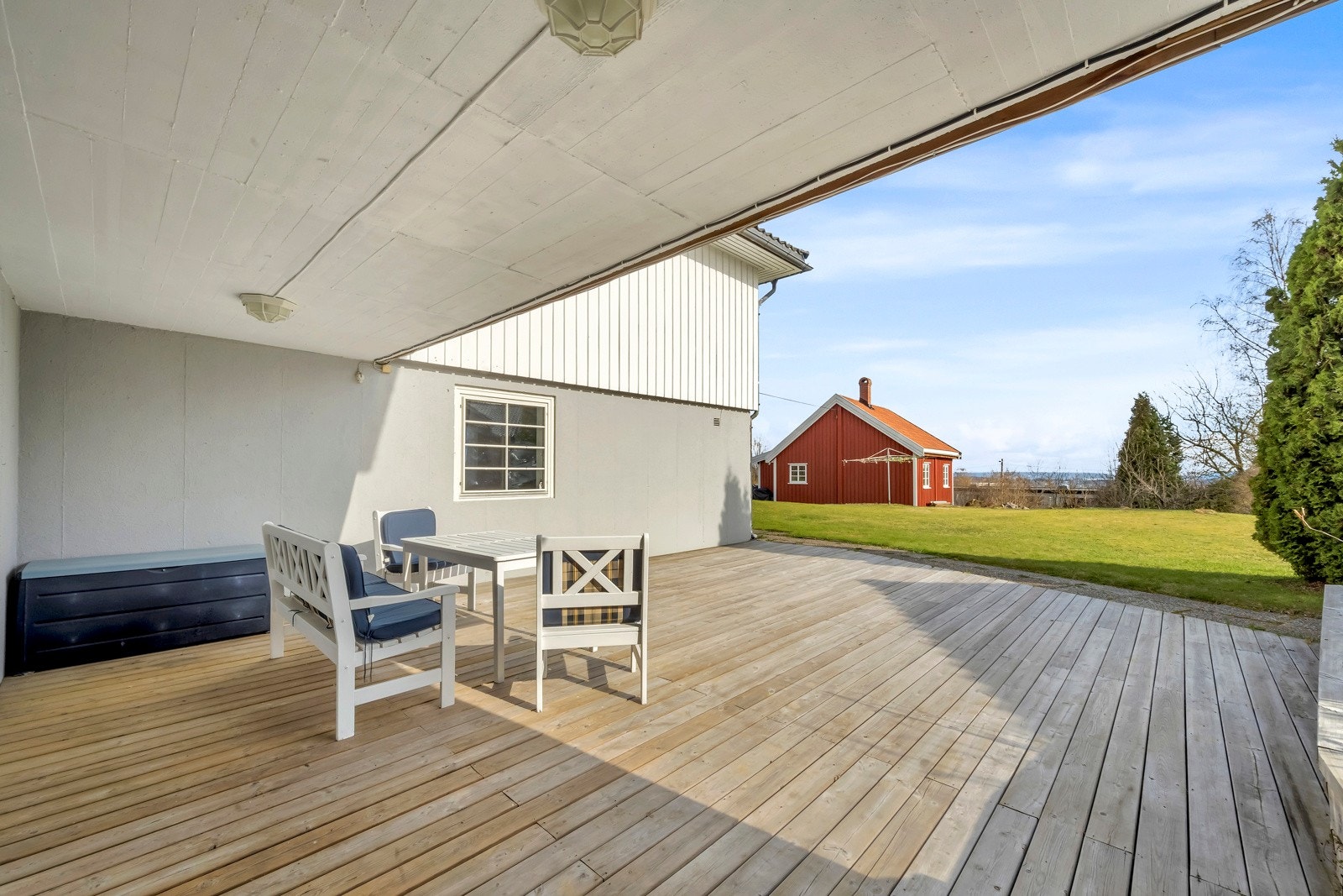 Fra stuen er det utgang til terrasse og hage Galleribilde