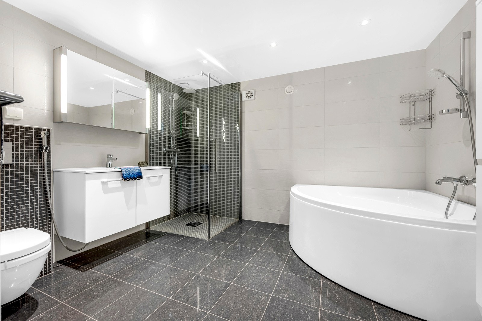 Bad i underetasjen med badekar og dush Galleribilde