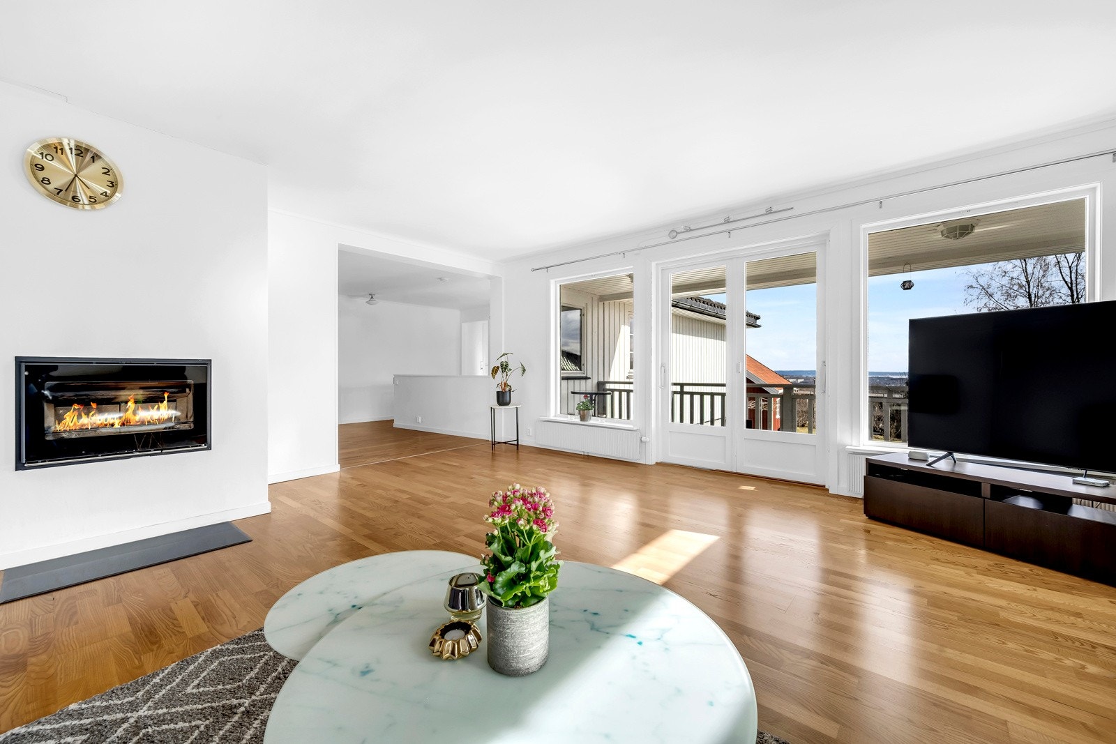 Det er en peis i stuen som varmer godt på vinterhalvåret Galleribilde