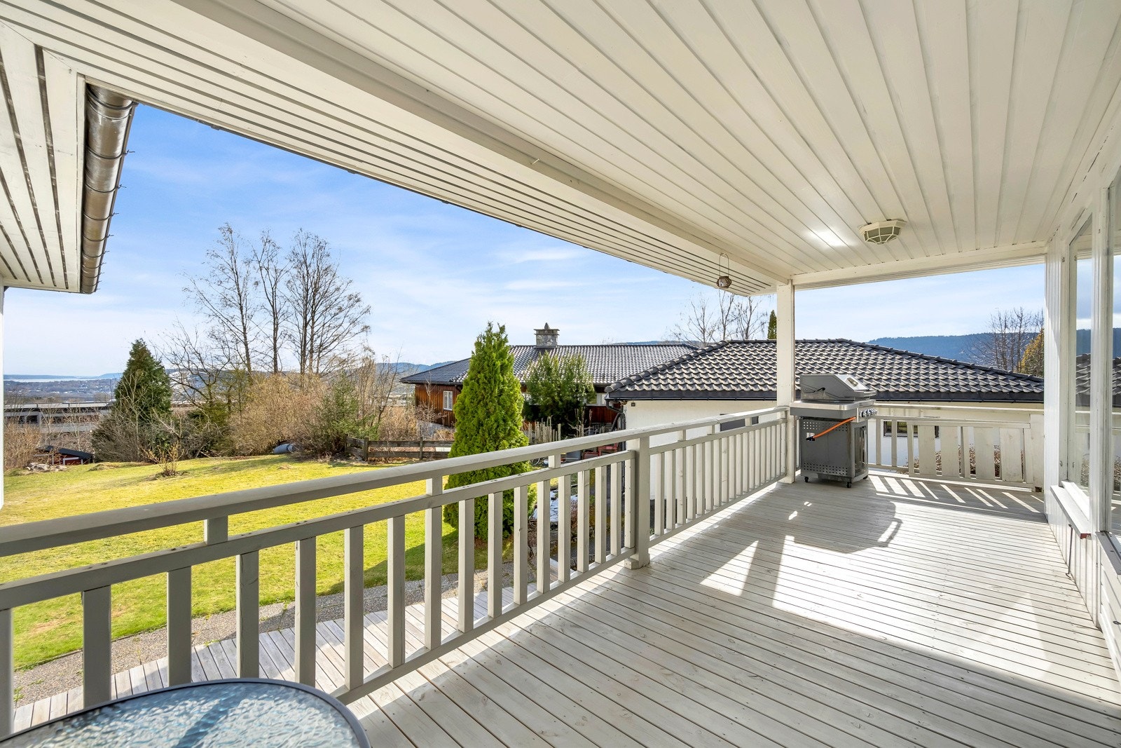 Balkongen er romslig med plass til utemøbler og grill Galleribilde