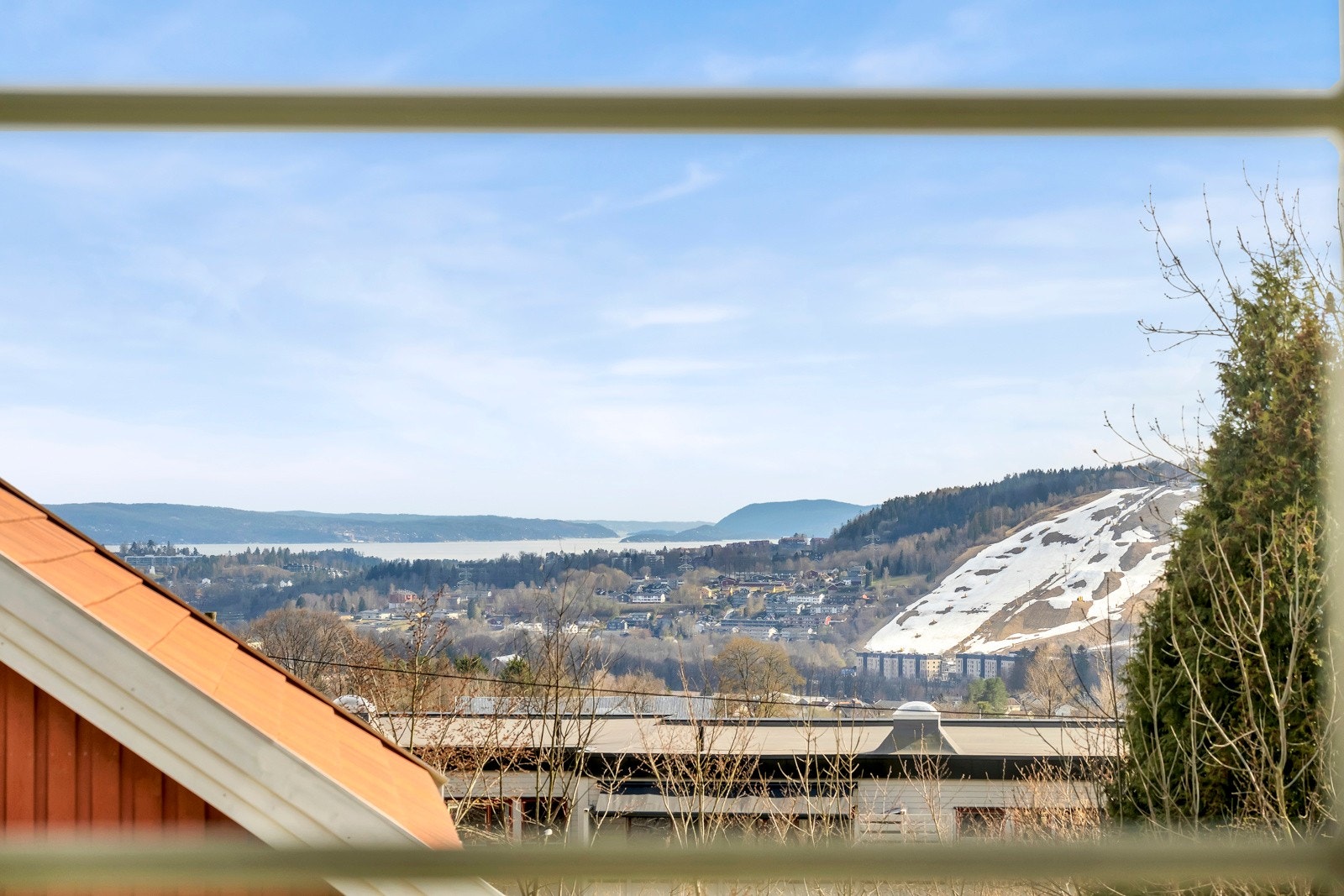 Flott fjordutsikt fra det ene soverommet Galleribilde