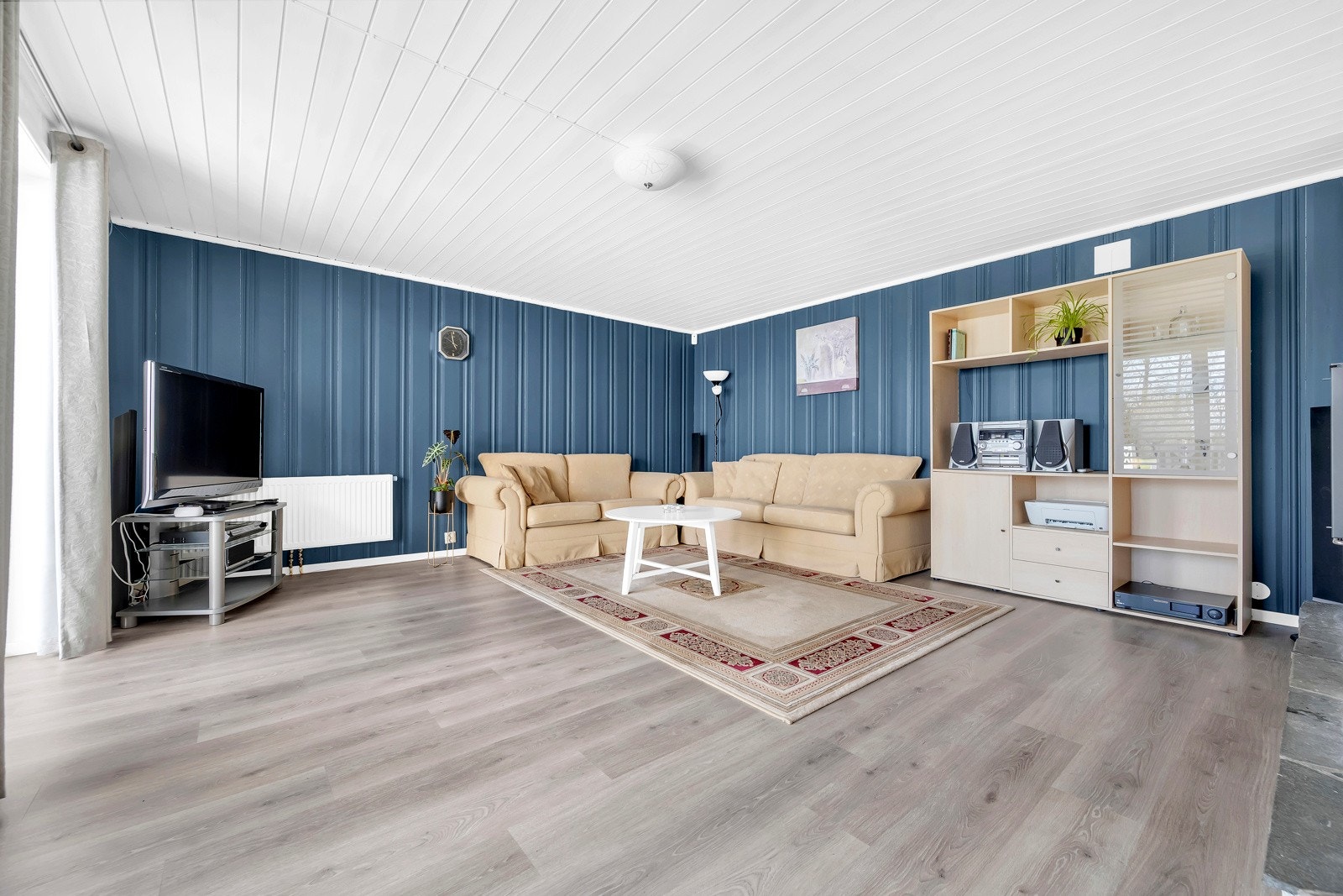 Stue i underetasjen er meget romslig Galleribilde