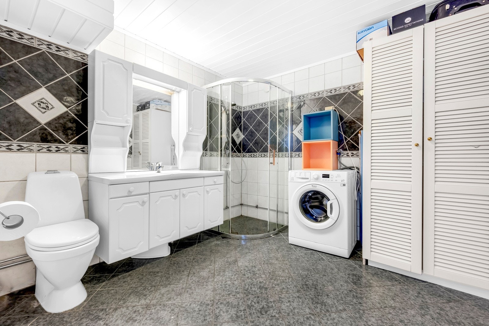 Bad med opplegg for vaskemaskin Galleribilde