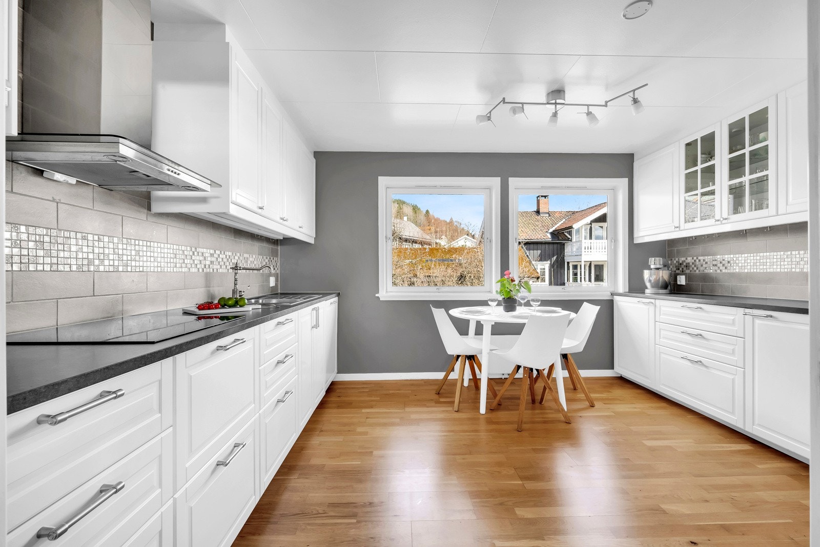 IKEA kjøkkeninnredning slette fronter og laminat benkeplate Galleribilde