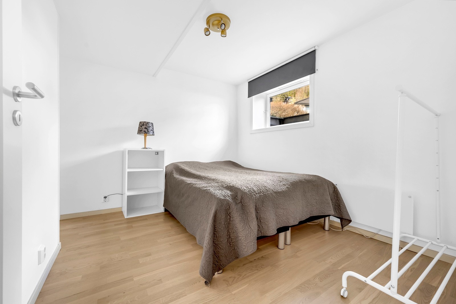 Rom som er benyttet som soverom. Dette er opprinnelig en bod og selger har sendt inn søknad om bruksendring Galleribilde