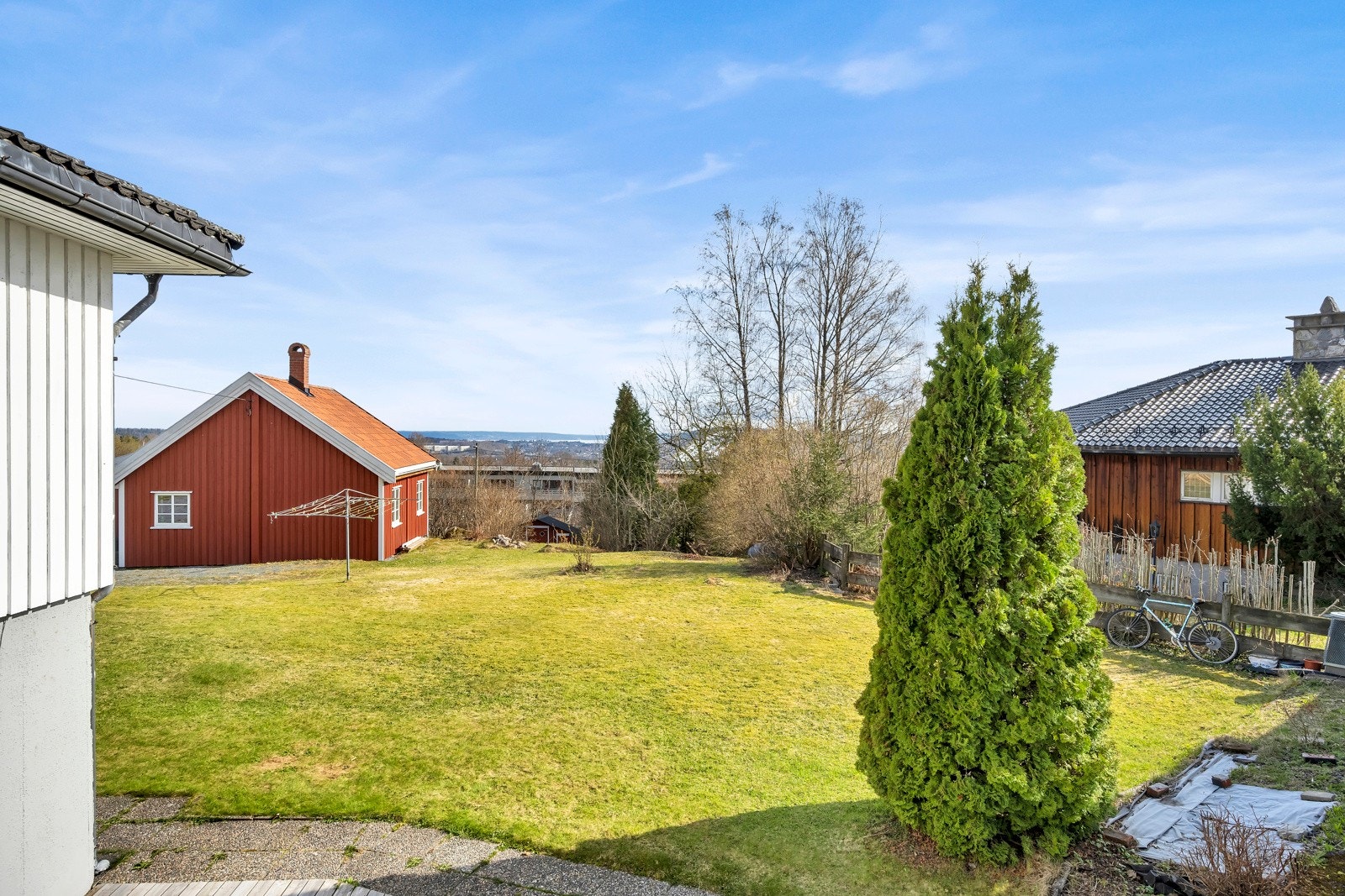 Fra balkongen har du utsyn mot hagen Galleribilde