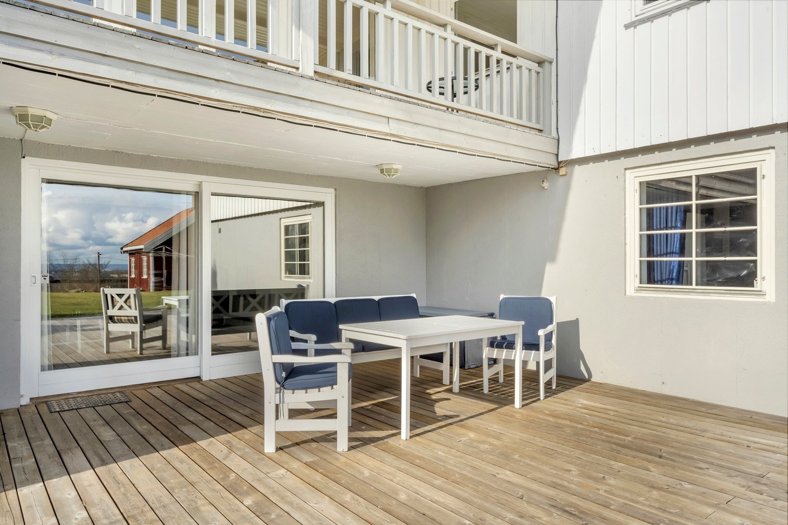 Terrassen er meget romslig med plass til å lage ulike soner Galleribilde