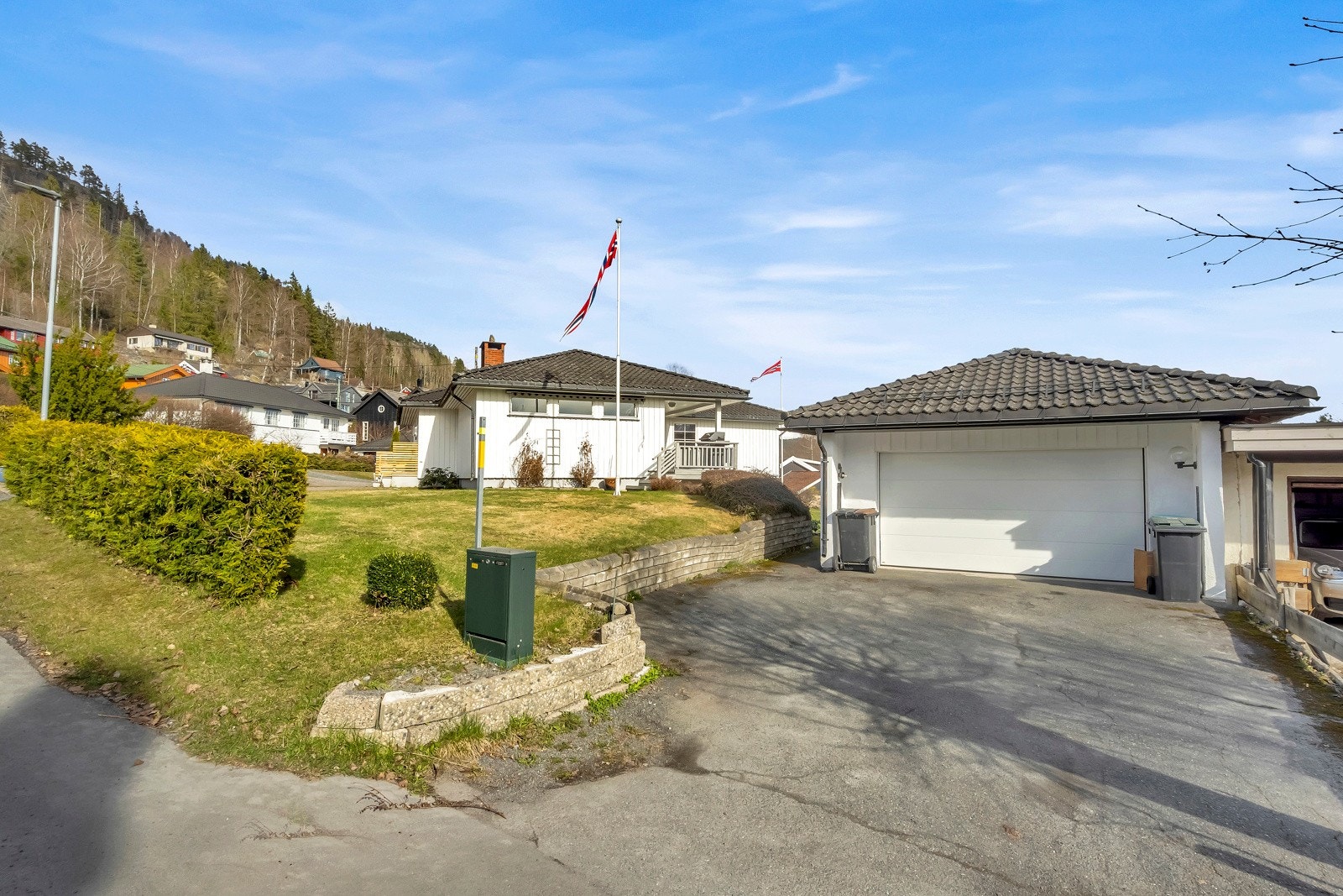 Det er gode parkeringsmuligheter i garasje, samt på gårdsplassen Galleribilde