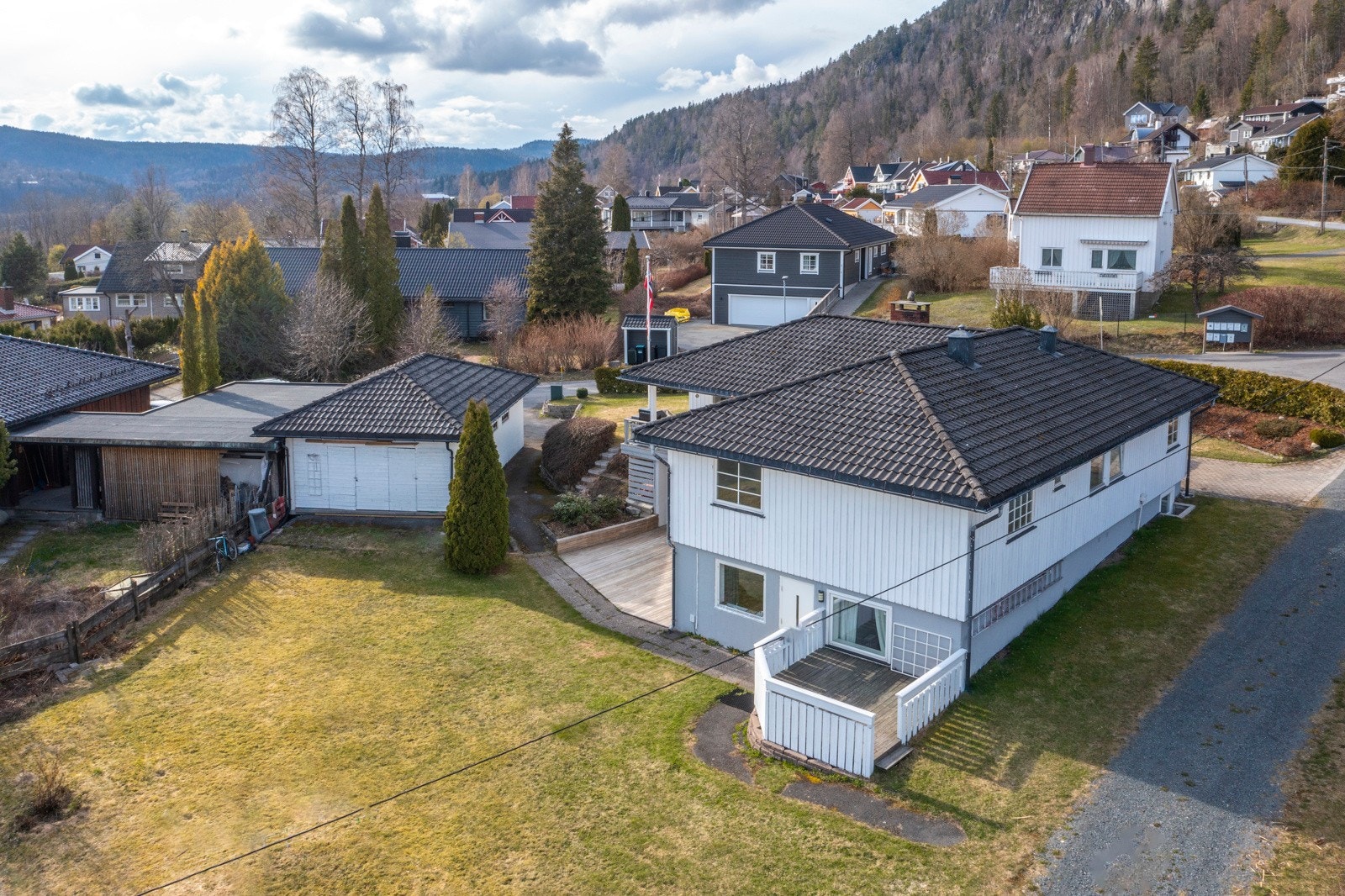 Stor og fin hage Galleribilde