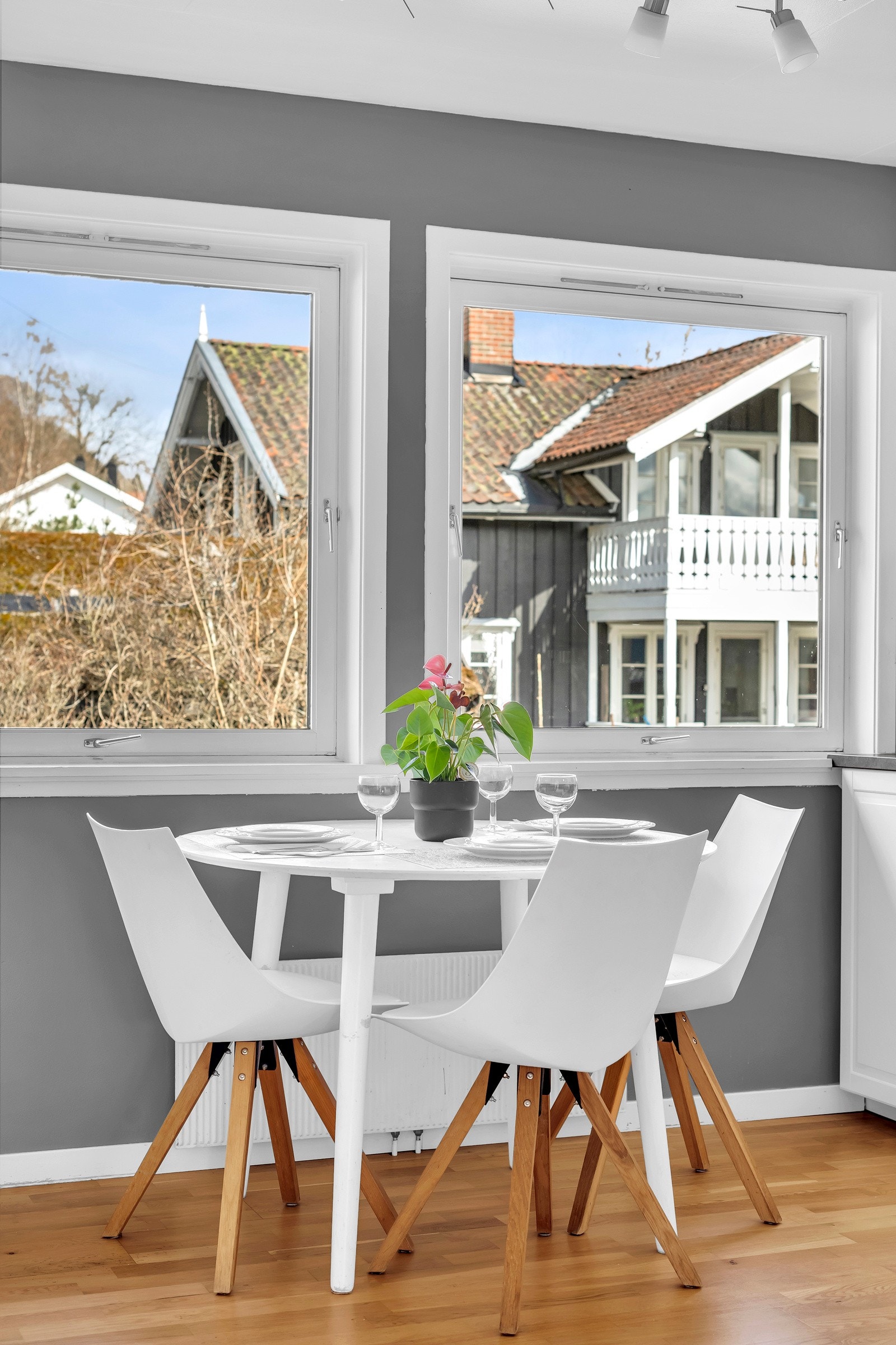 På kjøkkenet er det plass til en hyggelig frokostplass Galleribilde