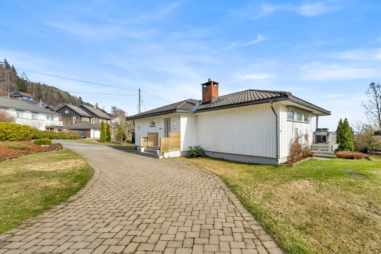 Stor opparbeidet tomt med brostein Galleribilde