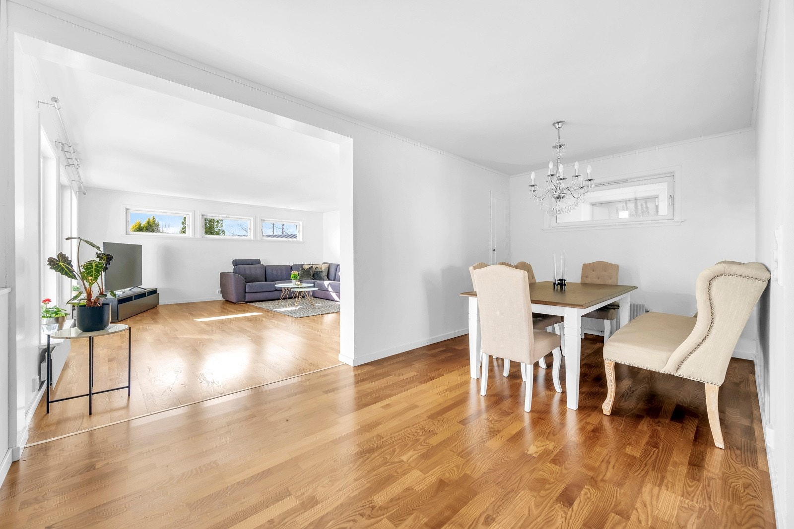 Spisestuen er delvis åpen mot stuen Galleribilde