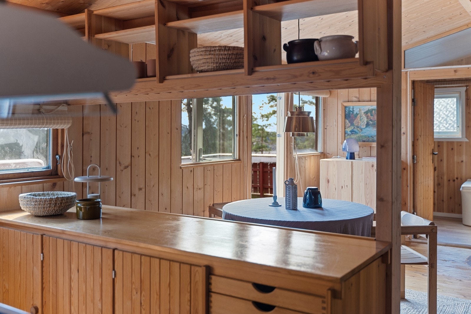 Godt med skapplass og åpenløsning mot stue Galleribilde