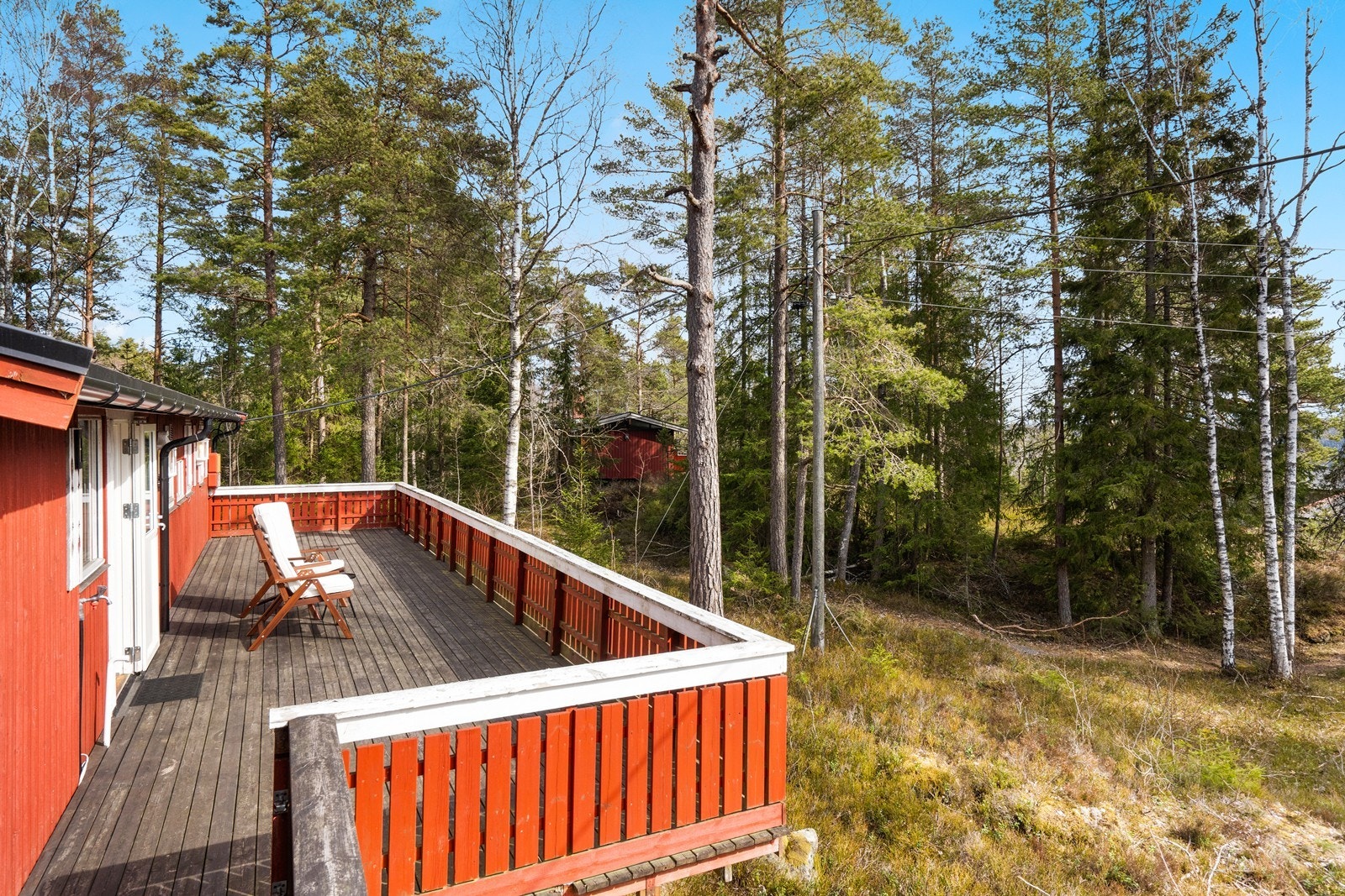 Terrasse som omkranser hytta på ca. 53 kvm Galleribilde