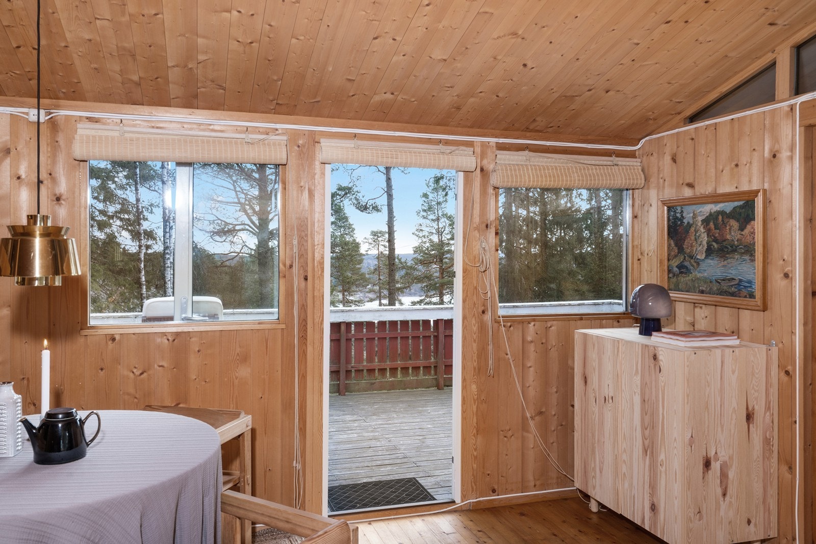 Tilknytningen til terrassen gjør så man får en luftig og romslig følelse Galleribilde