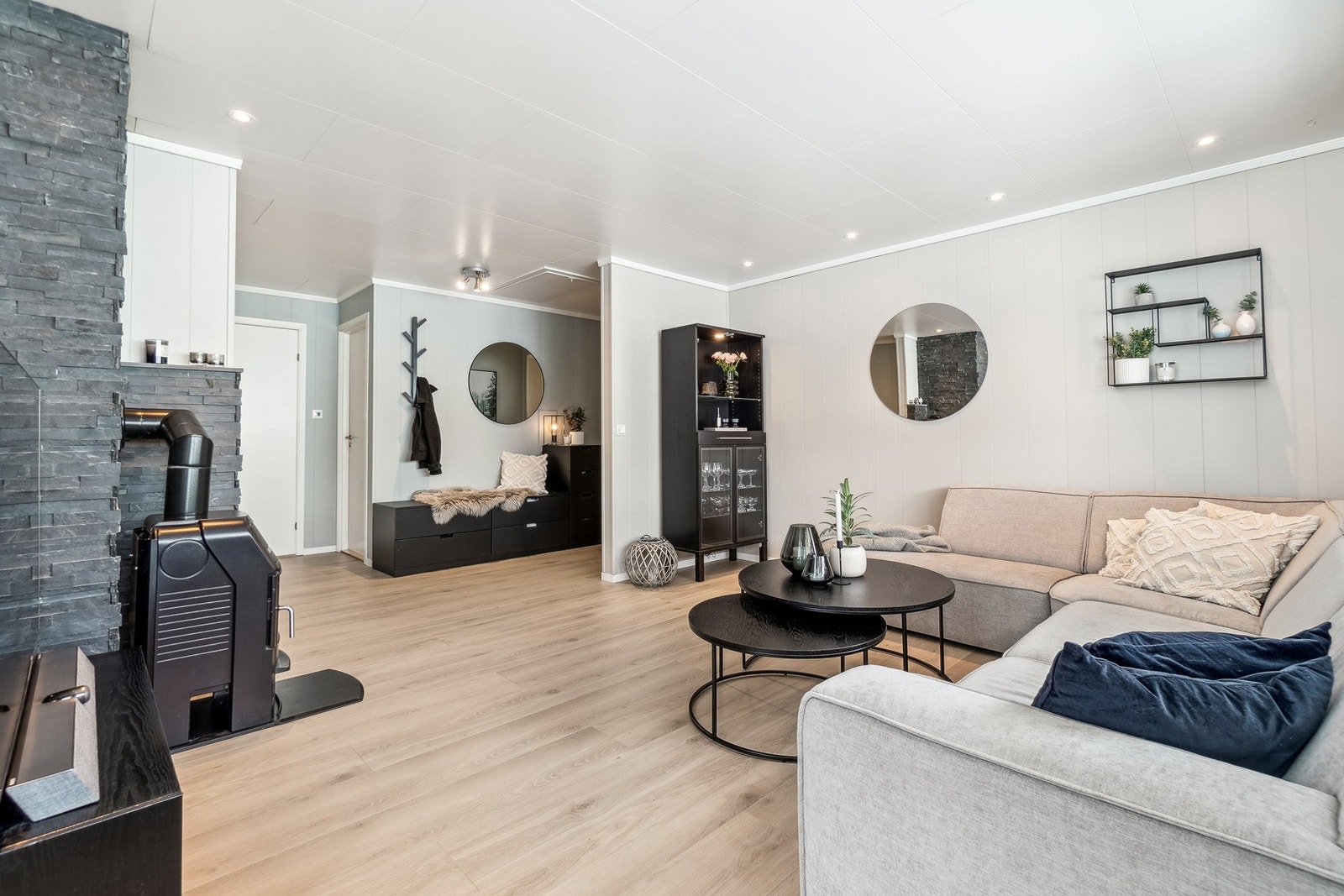 Stuen fremstår lys og luftig og får fint plass til en større sittegruppe i det ene hjørnet. Galleribilde