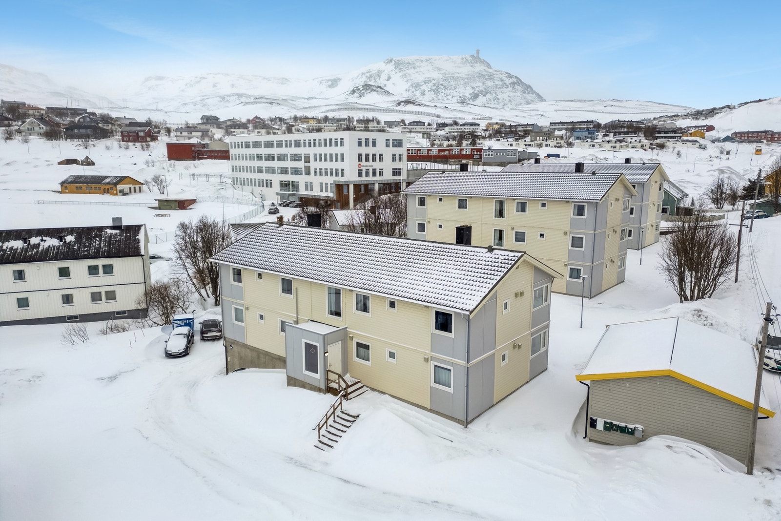Eiendommen ligger i bydelen Baksalen i Hammerfest kommune, ca. 2 km fra bysentrum. Dette er et område etablert med rekkehus og eneboliger. I nærheten har man både skoler, barnehager, friluftsområder, lekeplasser og butikk. Går man noen få hundre meter kom Galleribilde