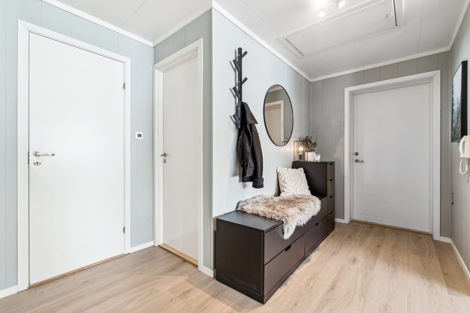 Leiligheten har adkomst via felles inngangsparti, og er på øverste plan i blokka. Inn døren møter du en luftig entré med god plass for å innrede ulike garderobeløsninger. Galleribilde