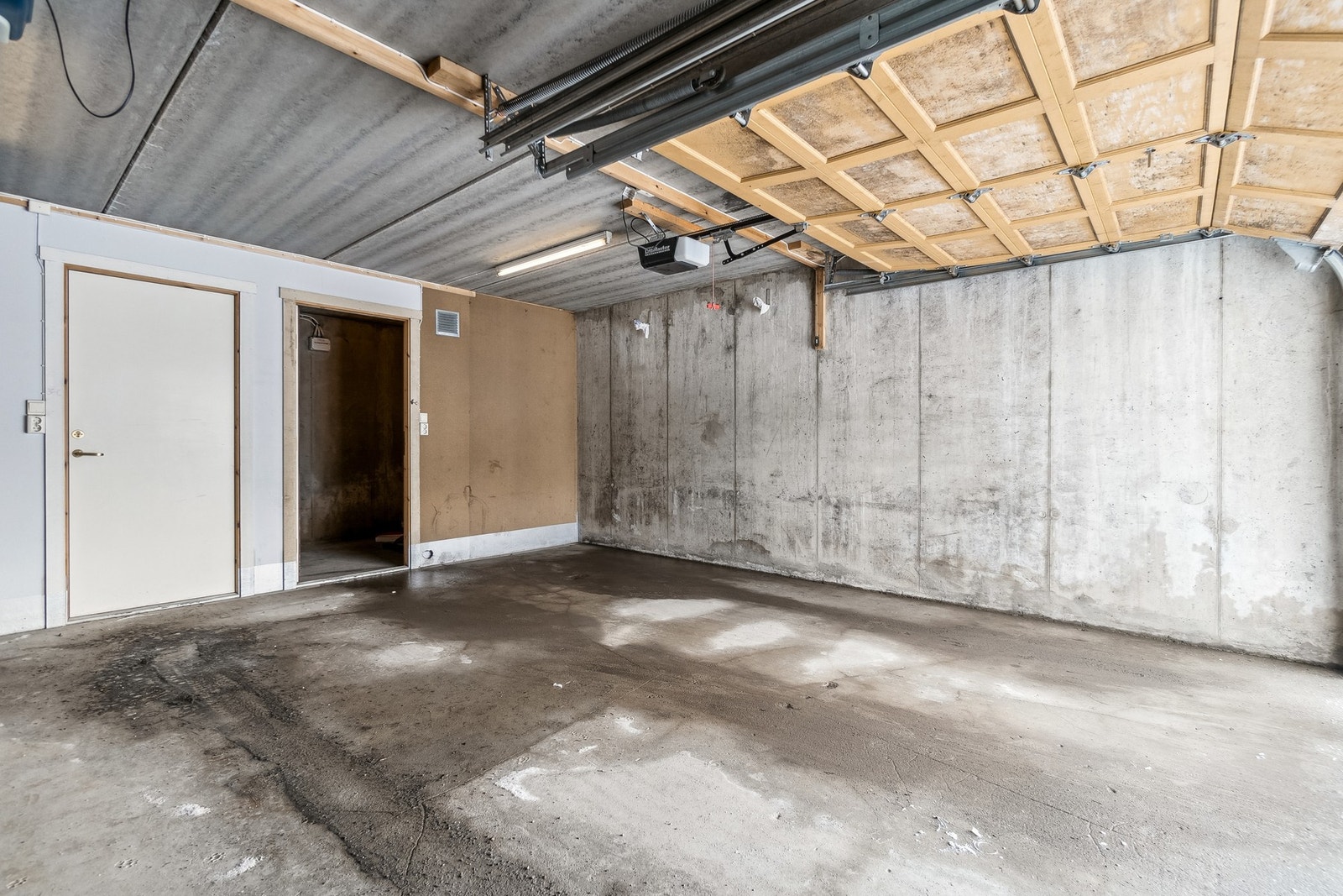 Seksjonen har også parkeringsplass og bodplass i felles innendørs garasjeanlegg. Galleribilde