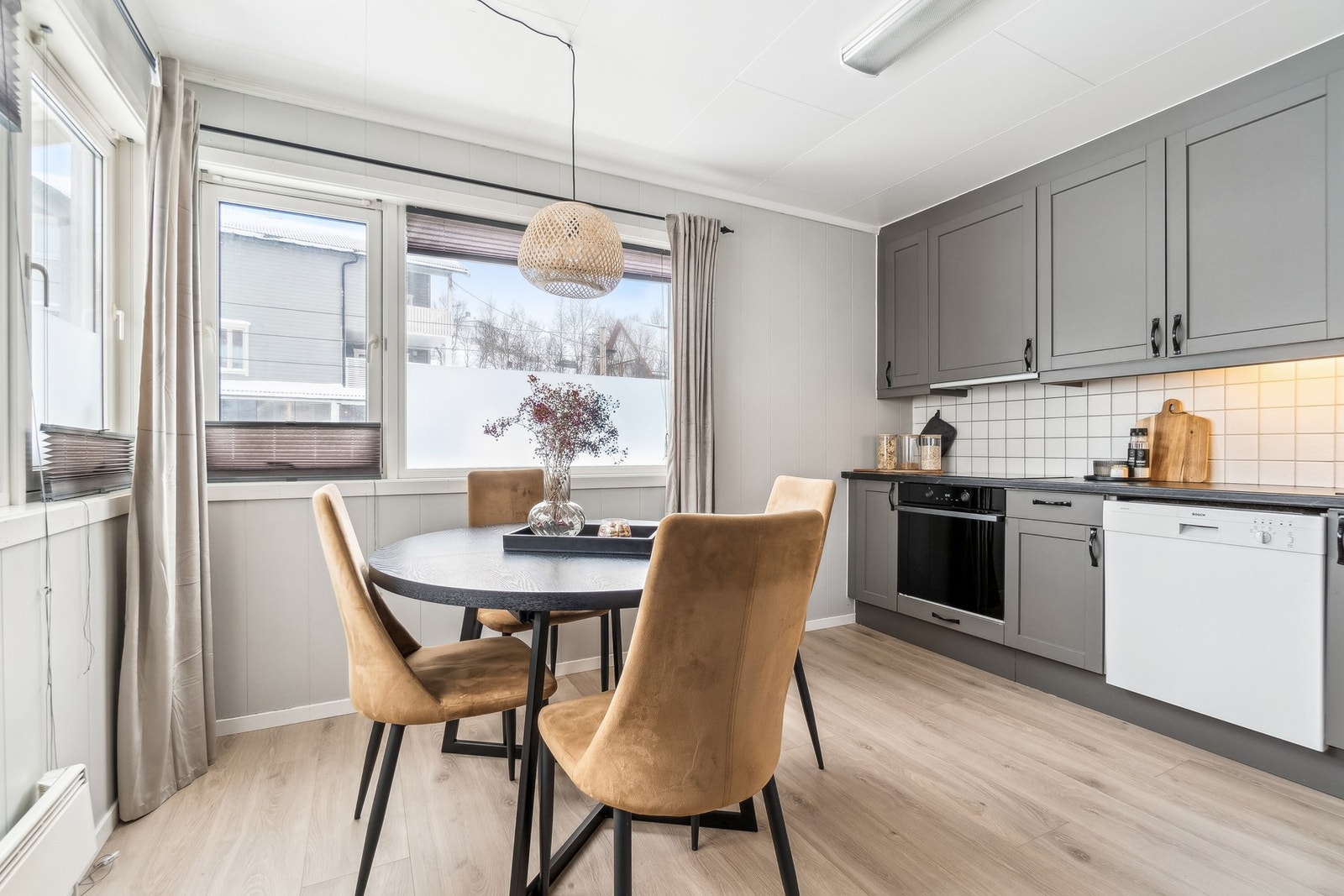 Delvis adskilt fra stuen finner du kjøkkenet, som også har plass til spisebord. Galleribilde