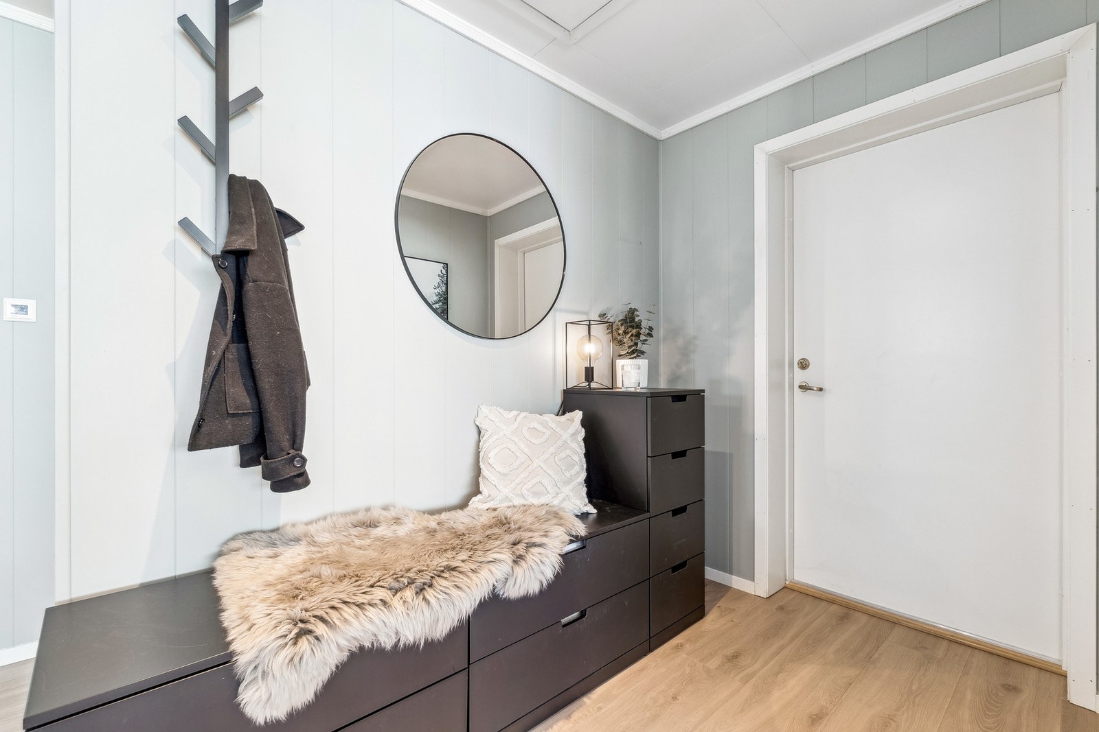 Leiligheten gir et godt førsteinntrykk takket være tidsriktige farge- og materialvalg, noe som er gjennomgående for øvrige rom. Galleribilde