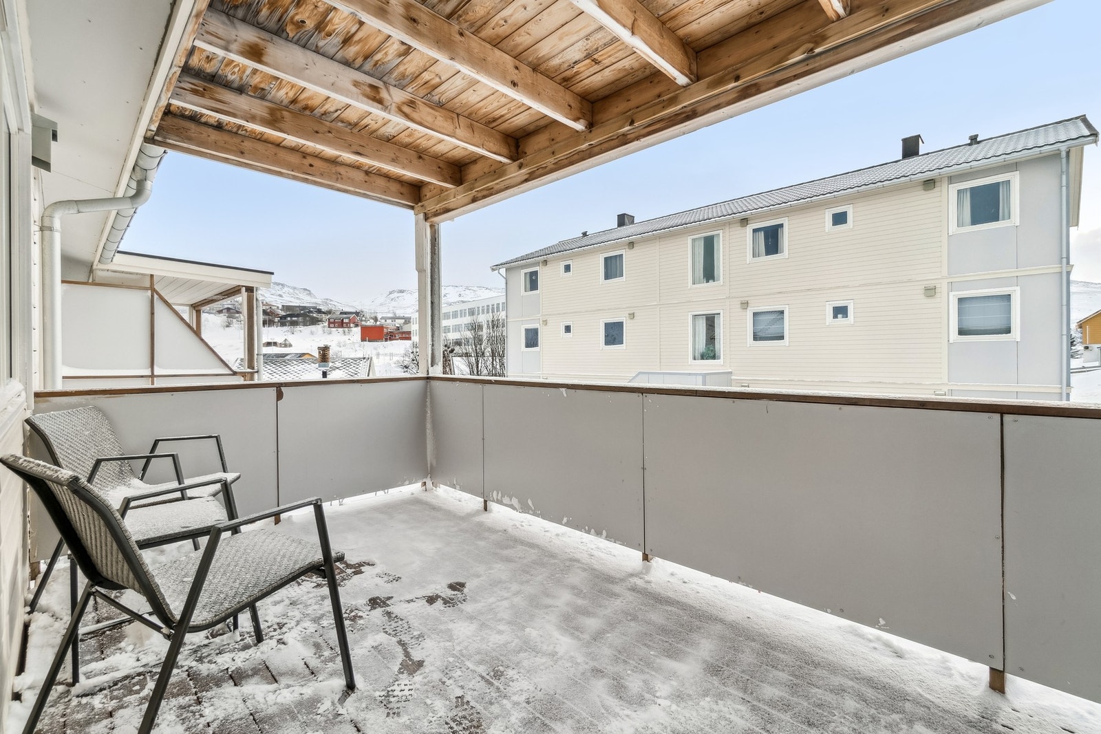 Fra stuen har du adkomst til en egen veranda hvor du kan nyte finværsdager året rundt takket være et praktisk overbygg Galleribilde