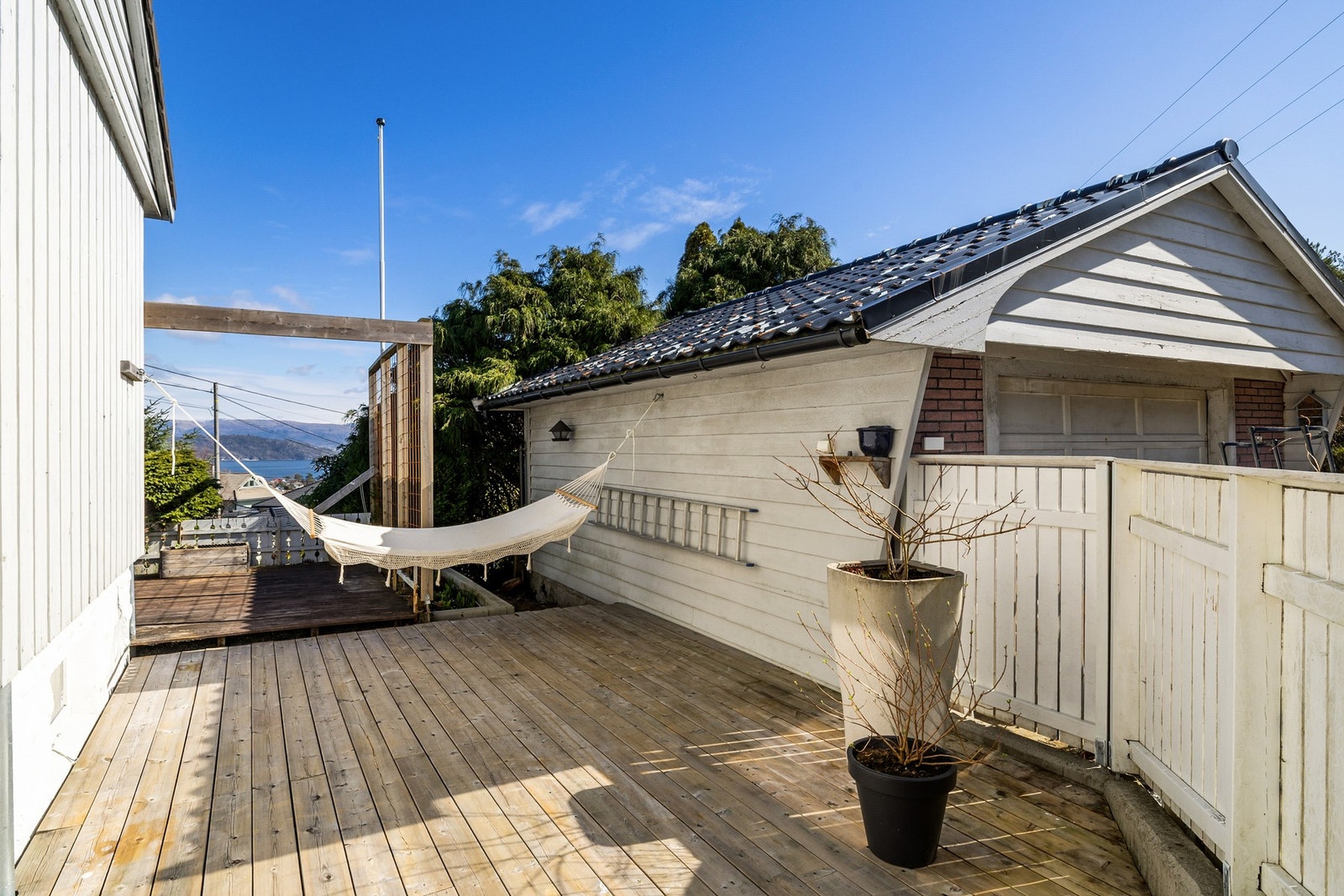 Boligen har også uteområde på fremsiden, hvorav man kan forflytte seg med solen. Galleribilde