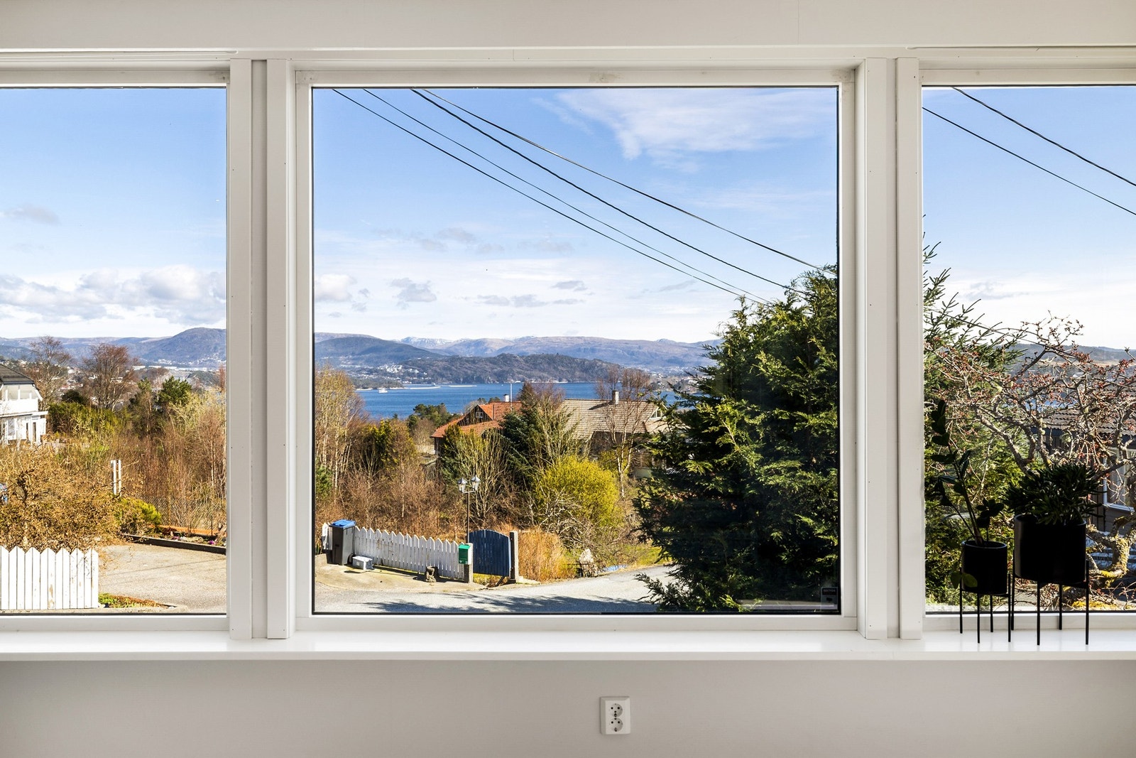 Her har man nydelig utsikt over fjord og fjell. Galleribilde