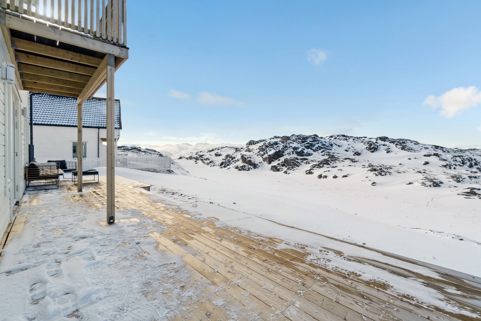 Terrassen er et klart høydepunkt ved denne boligen. Her kan du nyte solrike dager takket være den gode beliggenheten som gir rikelig med sollys. Galleribilde