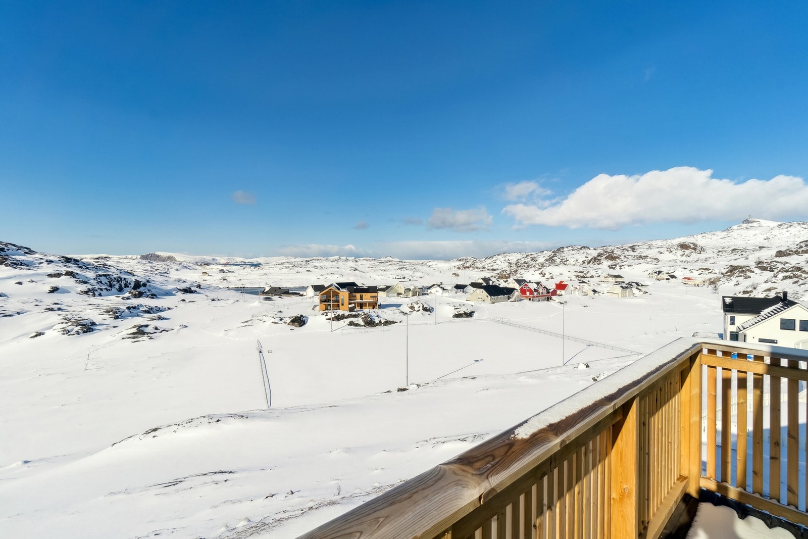 Boligen ligger i et barnevennlig nabolag, så mens du nyter utelivet på terrassen, kan du være trygg på at barna leker i et trygt miljø. Galleribilde